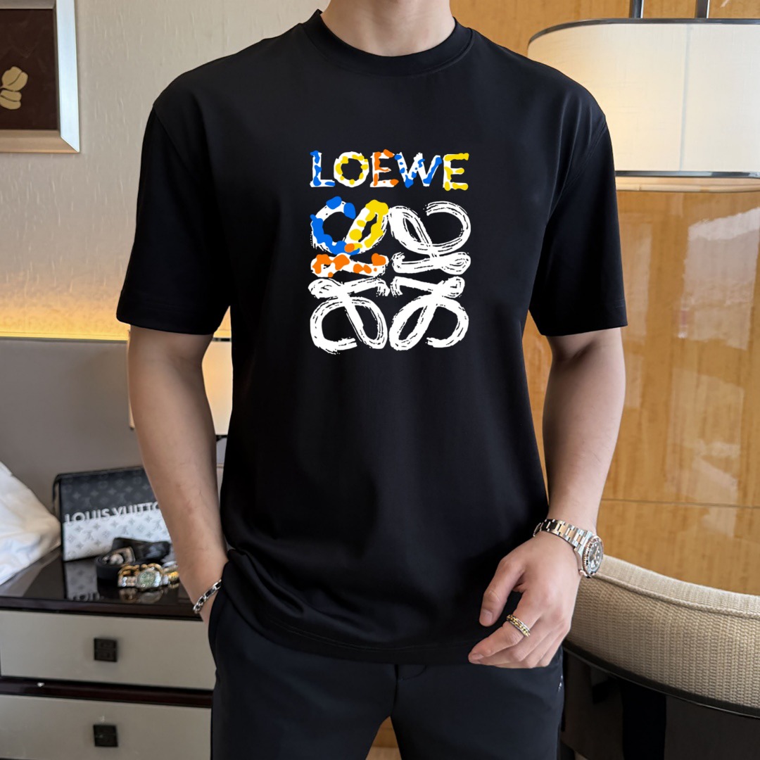 NO:134813,Luo Yijia’s single-wear base is the first choice. High-end fabric 240g pure cotton. New spring and summer short-sleeved fashion classic round neck short-sleeved fashion item design, more fashionable and comfortable, high-standard customization, very stylish upper body, classic LOGO pattern on the chest brand customer-supplied auxiliary materials, customer-supplied imported high-end fabric with very delicate texture, exquisite details and exquisite craftsmanship, extremely shaping item, can be matched with any fashion, super good style, a must-have item for trendy men Size S-XXL!  ,loewe,T-shirt,alexander wang19860909罗意家单穿打底都是首选 高定面料 240克纯棉 春夏新品短袖时尚经典圆领短袖时尚单品设计,更加时尚舒适,高标准定制,上身非常有型,胸前品牌经典LOGO 图案 客供辅料,客供进口高档面料质感非常细腻,细节工艺精湛考究,塑造性极高的一款单品,任何时装都可以搭配,版型超级好 潮男必备单品 尺码S-XXL！,,loewe,T-shirt,alexander wang,Men's clothing