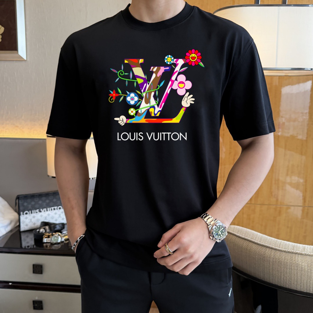 NO:134829,The first choice for single-wearing foundation for the donkey is high-end fabric 240 grams of pure cotton. A new spring and summer short-sleeved fashion classic round neck short-sleeved fashion item design, more fashionable and comfortable, high-standard customization, very stylish upper body, classic LOGO pattern on the chest brand customer-supplied auxiliary materials, customer-supplied imported high-end fabric with very delicate texture, exquisite details and exquisite craftsmanship, and extremely shaping item, can be matched with any fashion, super good style, a must-have item for trendy men Size S-XXL!  ,,louis vuitton,louis vuitton,T-shirt,alexander wang19860909驴家单穿打底都是首选 高定面料 240克纯棉 春夏新品短袖时尚经典圆领短袖时尚单品设计,更加时尚舒适,高标准定制,上身非常有型,胸前品牌经典LOGO 图案 客供辅料,客供进口高档面料质感非常细腻,细节工艺精湛考究,塑造性极高的一款单品,任何时装都可以搭配,版型超级好 潮男必备单品 尺码S-XXL！,,louis vuitton,louis vuitton,T-shirt,alexander wang,Men's clothing