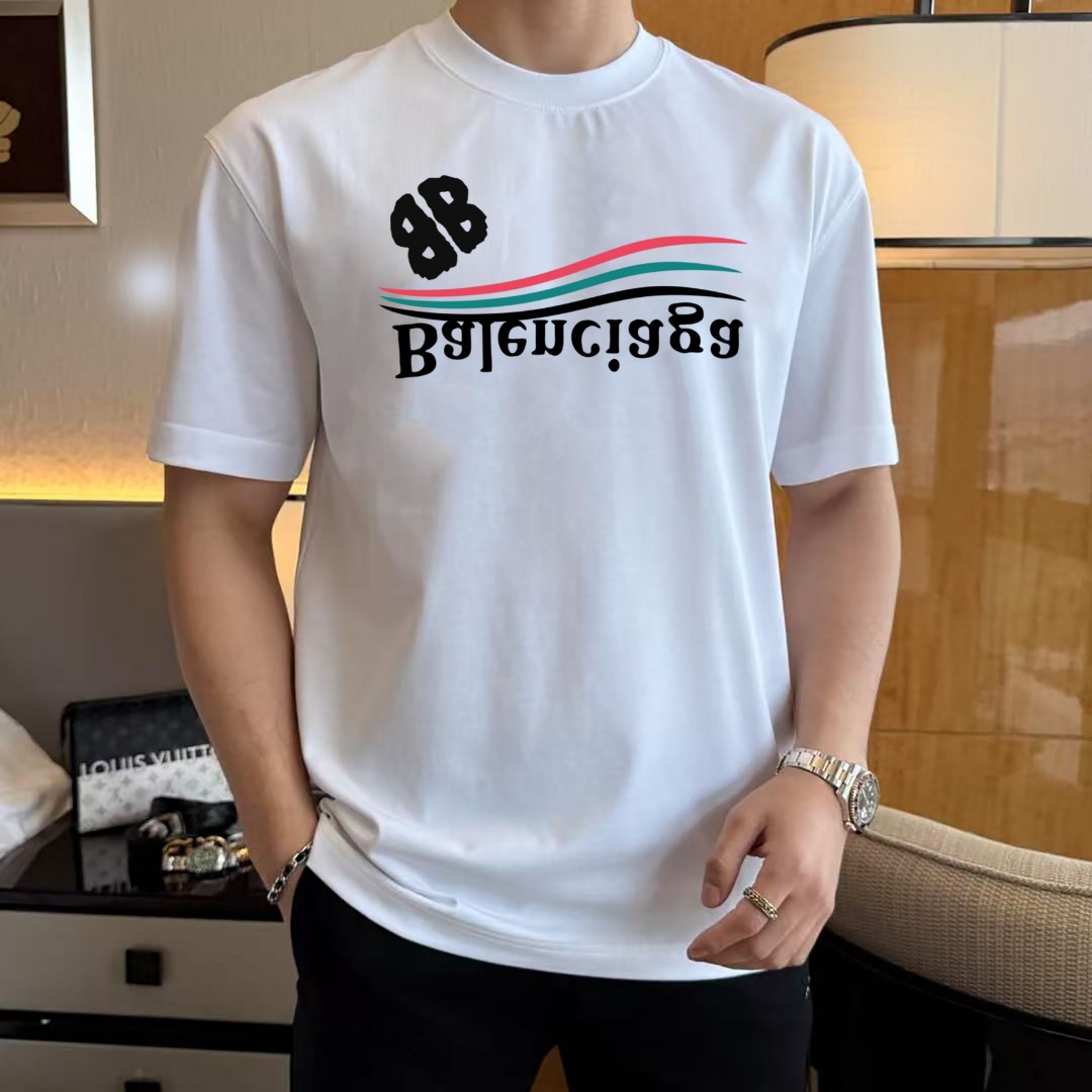 NO:134827,Paris home wears a single base is the first choice. High-end fabric, 240 grams of pure cotton. New spring and summer short-sleeved fashion classic round neck short-sleeved fashion item design, more fashionable and comfortable, high-standard customization, very stylish upper body, classic LOGO pattern on the chest brand customer-supplied auxiliary materials, customer-supplied imported high-end fabric with very delicate texture, exquisite details and exquisite craftsmanship, extremely shaping item, can be matched with any fashion, super good style, a must-have item for trendy men Size S-XXL!  ,balenciaga,T-shirt,alexander wang19860909巴黎家单穿打底都是首选 高定面料 240克纯棉 春夏新品短袖时尚经典圆领短袖时尚单品设计,更加时尚舒适,高标准定制,上身非常有型,胸前品牌经典LOGO 图案 客供辅料,客供进口高档面料质感非常细腻,细节工艺精湛考究,塑造性极高的一款单品,任何时装都可以搭配,版型超级好 潮男必备单品 尺码S-XXL！,,balenciaga,T-shirt,alexander wang,Men's clothing