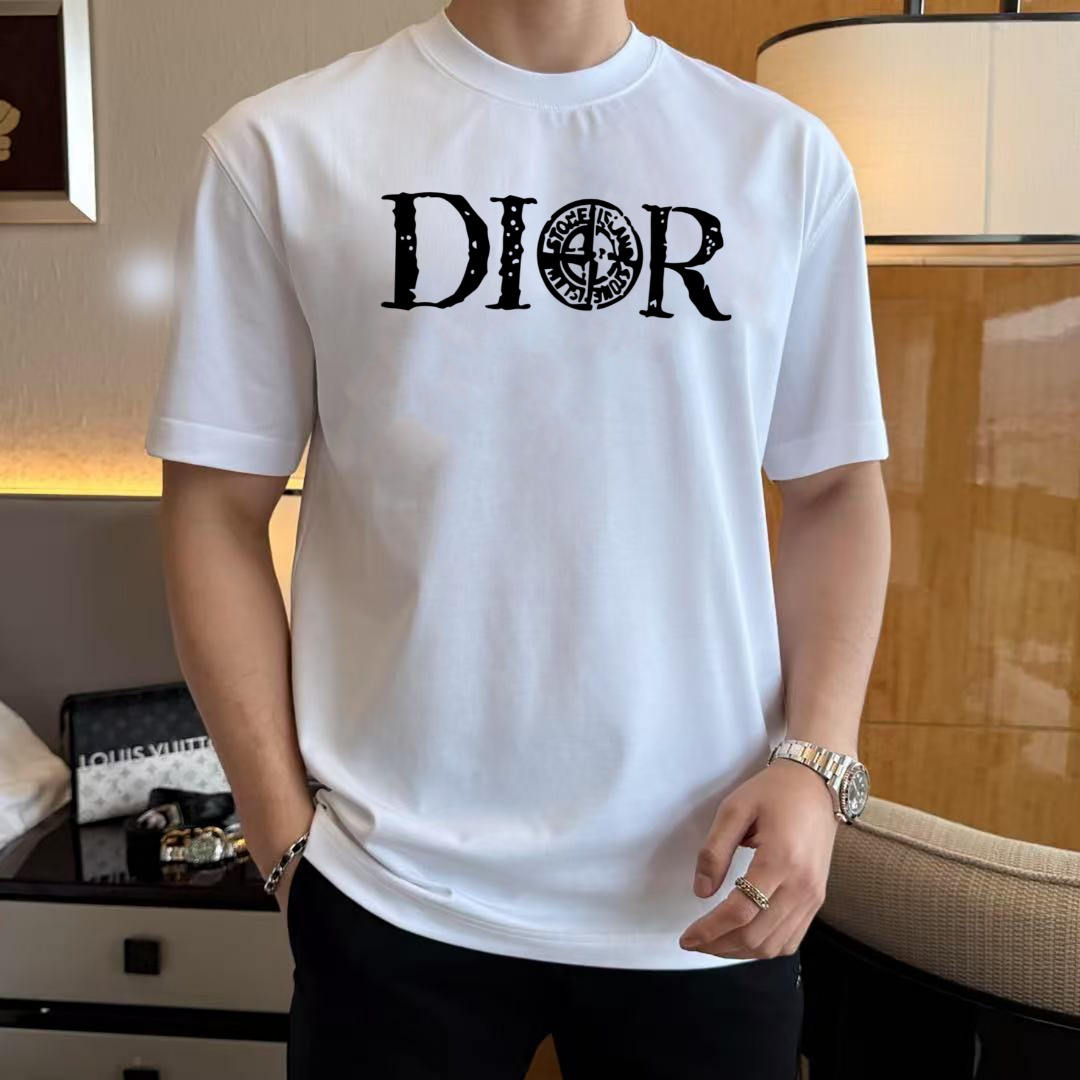 NO:134823,Dijia single-wearing base is the first choice. High-end fabric 240g pure cotton. New spring and summer short-sleeved fashion classic round neck short-sleeved fashion item design, more fashionable and comfortable, high-standard customization, very stylish upper body, classic LOGO pattern on the chest brand customer-supplied auxiliary materials, customer-supplied imported high-end fabric with very delicate texture, exquisite details and exquisite craftsmanship, extremely shaping item, can be matched with any fashion, super good style, a must-have item for trendy men Size S-XXL!  ,dior,T-shirt,alexander wang19860909迪家单穿打底都是首选 高定面料 240克纯棉 春夏新品短袖时尚经典圆领短袖时尚单品设计,更加时尚舒适,高标准定制,上身非常有型,胸前品牌经典LOGO 图案 客供辅料,客供进口高档面料质感非常细腻,细节工艺精湛考究,塑造性极高的一款单品,任何时装都可以搭配,版型超级好 潮男必备单品 尺码S-XXL！,,dior,T-shirt,alexander wang,Men's clothing