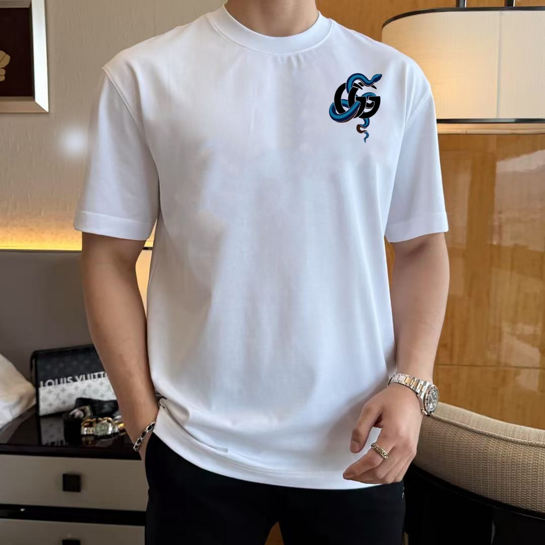 NO:134825,Gujia single-wearing base is the first choice. High-end fabric 240g pure cotton. New spring and summer short-sleeved fashion classic round neck short-sleeved fashion item design, more fashionable and comfortable, high-standard customization, very stylish upper body, classic LOGO pattern on the chest brand customer-supplied auxiliary materials, customer-supplied imported high-end fabric with very delicate texture, exquisite details and exquisite craftsmanship, extremely shaping item, can be matched with any fashion, super good style, a must-have item for trendy men Size S-XXL!  ,gucci,T-shirt,alexander wang19860909古家单穿打底都是首选 高定面料 240克纯棉 春夏新品短袖时尚经典圆领短袖时尚单品设计,更加时尚舒适,高标准定制,上身非常有型,胸前品牌经典LOGO 图案 客供辅料,客供进口高档面料质感非常细腻,细节工艺精湛考究,塑造性极高的一款单品,任何时装都可以搭配,版型超级好 潮男必备单品 尺码S-XXL！,,gucci,T-shirt,alexander wang,Men's clothing