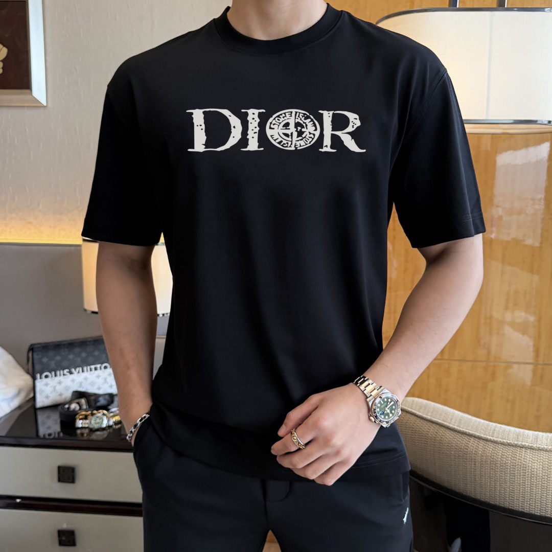 NO:134828,Dijia single-wearing base is the first choice. High-end fabric 240g pure cotton. New spring and summer short-sleeved fashion classic round neck short-sleeved fashion item design, more fashionable and comfortable, high-standard customization, very stylish upper body, classic LOGO pattern on the chest brand customer-supplied auxiliary materials, customer-supplied imported high-end fabric with very delicate texture, exquisite details and exquisite craftsmanship, extremely shaping item, can be matched with any fashion, super good style, a must-have item for trendy men Size S-XXL!  ,dior,T-shirt,alexander wang19860909迪家单穿打底都是首选 高定面料 240克纯棉 春夏新品短袖时尚经典圆领短袖时尚单品设计,更加时尚舒适,高标准定制,上身非常有型,胸前品牌经典LOGO 图案 客供辅料,客供进口高档面料质感非常细腻,细节工艺精湛考究,塑造性极高的一款单品,任何时装都可以搭配,版型超级好 潮男必备单品 尺码S-XXL！,,dior,T-shirt,alexander wang,Men's clothing