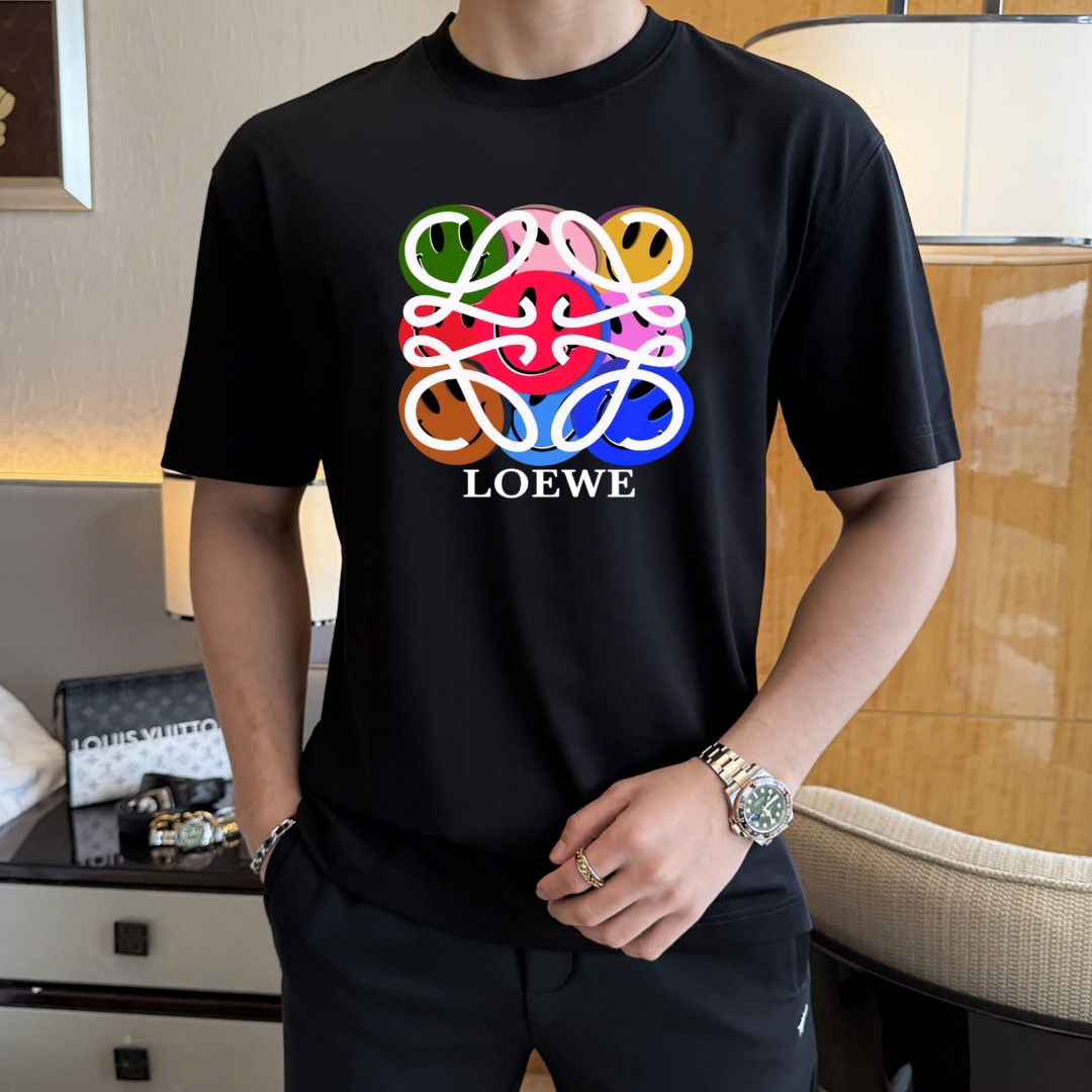 NO:134821,Luo Yijia’s single-wear base is the first choice. High-end fabric 240g pure cotton. New spring and summer short-sleeved fashion classic round neck short-sleeved fashion item design, more fashionable and comfortable, high-standard customization, very stylish upper body, classic LOGO pattern on the chest brand customer-supplied auxiliary materials, customer-supplied imported high-end fabric with very delicate texture, exquisite details and exquisite craftsmanship, extremely shaping item, can be matched with any fashion, super good style, a must-have item for trendy men Size S-XXL!  ,loewe,T-shirt,alexander wang19860909罗意家单穿打底都是首选 高定面料 240克纯棉 春夏新品短袖时尚经典圆领短袖时尚单品设计,更加时尚舒适,高标准定制,上身非常有型,胸前品牌经典LOGO 图案 客供辅料,客供进口高档面料质感非常细腻,细节工艺精湛考究,塑造性极高的一款单品,任何时装都可以搭配,版型超级好 潮男必备单品 尺码S-XXL！,,loewe,T-shirt,alexander wang,Men's clothing