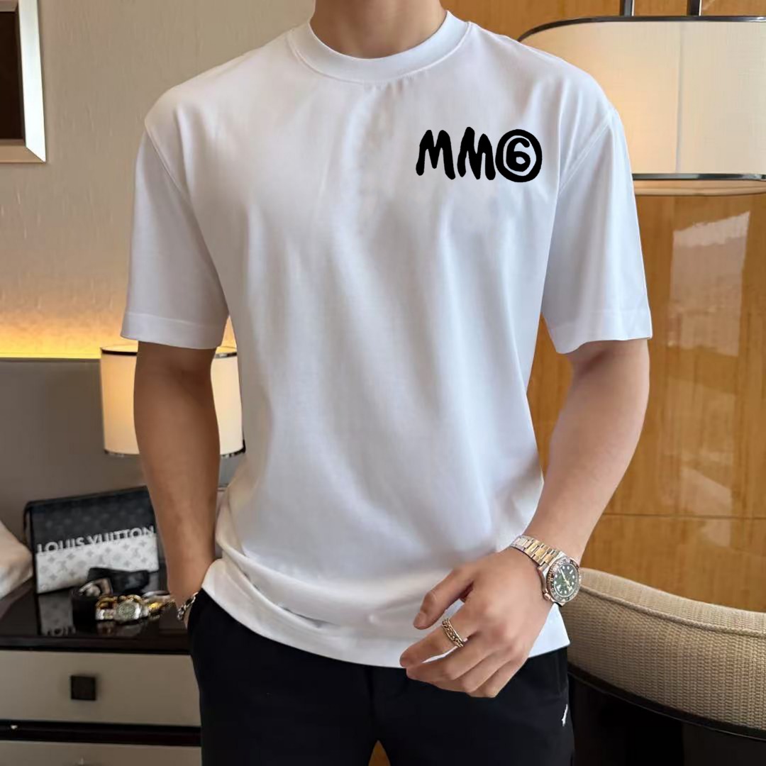 NO:134819,Majila's single-wear base is the first choice. High-end fabric, 240 grams of pure cotton. New spring and summer short-sleeved fashion classic round neck short-sleeved fashion item design, more fashionable and comfortable, high-standard customization, very stylish upper body, classic LOGO pattern on the chest brand customer-supplied auxiliary materials, customer-supplied imported high-end fabric with very delicate texture, exquisite details and exquisite craftsmanship, extremely shaping item, can be matched with any fashion, super good style, a must-have item for trendy men Size S-XXL!  ,,masion margiela,T-shirt,alexander wang19860909马吉拉家单穿打底都是首选 高定面料 240克纯棉 春夏新品短袖时尚经典圆领短袖时尚单品设计,更加时尚舒适,高标准定制,上身非常有型,胸前品牌经典LOGO 图案 客供辅料,客供进口高档面料质感非常细腻,细节工艺精湛考究,塑造性极高的一款单品,任何时装都可以搭配,版型超级好 潮男必备单品 尺码S-XXL！,,masion margiela,T-shirt,alexander wang,Men's clothing