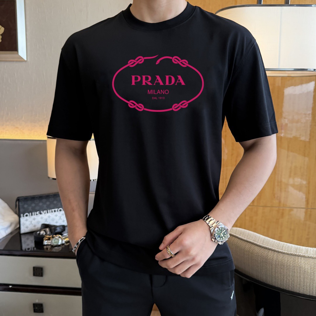 NO:134817,The first choice for single-wearing base of ordinary families is the first choice. High-end fabrics, 240 grams of pure cotton. New spring and summer short-sleeved fashion classic round neck short-sleeved fashion item design, more fashionable and comfortable, high-standard customization, very stylish upper body, classic LOGO pattern on the chest brand customer-supplied auxiliary materials, customer-supplied imported high-end fabrics with very delicate texture, exquisite details and exquisite craftsmanship, and extremely shaping items. They can match any fashion, with super good style. A must-have item for trendy men. Size S-XXL!  ,,prada,T-shirt,alexander wang19860909普家单穿打底都是首选 高定面料 240克纯棉 春夏新品短袖时尚经典圆领短袖时尚单品设计,更加时尚舒适,高标准定制,上身非常有型,胸前品牌经典LOGO 图案 客供辅料,客供进口高档面料质感非常细腻,细节工艺精湛考究,塑造性极高的一款单品,任何时装都可以搭配,版型超级好 潮男必备单品 尺码S-XXL！,,prada,T-shirt,alexander wang,Men's clothing