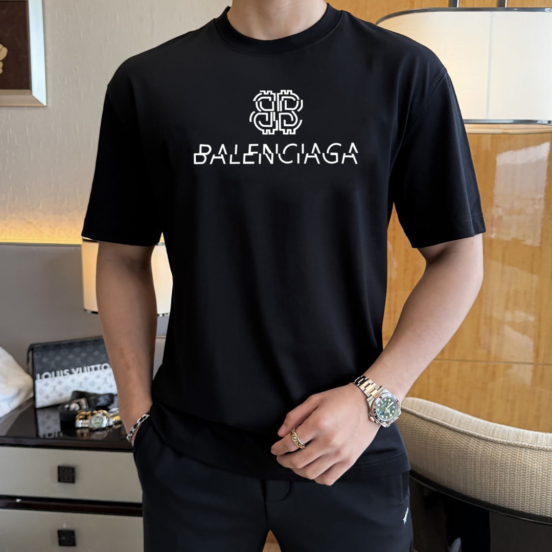 NO:134815,Paris home wears a single base is the first choice. High-end fabric, 240 grams of pure cotton. New spring and summer short-sleeved fashion classic round neck short-sleeved fashion item design, more fashionable and comfortable, high-standard customization, very stylish upper body, classic LOGO pattern on the chest brand customer-supplied auxiliary materials, customer-supplied imported high-end fabric with very delicate texture, exquisite details and exquisite craftsmanship, extremely shaping item, can be matched with any fashion, super good style, a must-have item for trendy men Size S-XXL!  ,balenciaga,T-shirt,alexander wang19860909巴黎家单穿打底都是首选 高定面料 240克纯棉 春夏新品短袖时尚经典圆领短袖时尚单品设计,更加时尚舒适,高标准定制,上身非常有型,胸前品牌经典LOGO 图案 客供辅料,客供进口高档面料质感非常细腻,细节工艺精湛考究,塑造性极高的一款单品,任何时装都可以搭配,版型超级好 潮男必备单品 尺码S-XXL！,,balenciaga,T-shirt,alexander wang,Men's clothing