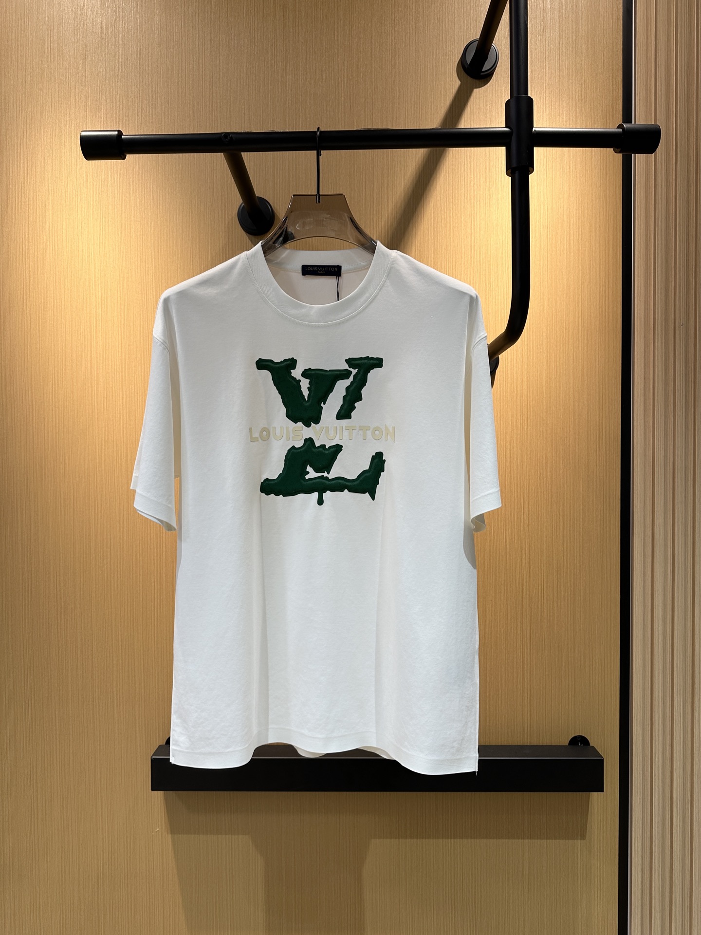 NO:477299,LV high-end fabric 250g pure cotton 2025 Snake Spring and Summer Counter New Product Short-sleeved Fashion Classic Round Neck Short-sleeved Cuff Hem with a traceless design Fashion item design, more fashionable and comfortable, high-standard customization, very stylish upper body, classic LOGO pattern on the chest brand Customer-supplied auxiliary materials, customer-supplied imported high-end fabric with very delicate texture, exquisite details and exquisite craftsmanship, extremely shaping item, can be matched with any fashion, super good style, a must-have item for trendy men Size S-XXL!  ,,louis vuitton,T-shirt,alexander wang19860909LV 高定面料 250克纯棉 2025蛇年春夏专柜新品短袖时尚经典圆领短袖袖口下摆采用无痕设计 时尚单品设计,更加时尚舒适,高标准定制,上身非常有型,胸前品牌经典LOGO 图案 客供辅料,客供进口高档面料质感非常细腻,细节工艺精湛考究,塑造性极高的一款单品,任何时装都可以搭配,版型超级好 潮男必备单品 尺码S-XXL！,,louis vuitton,T-shirt,alexander wang,Men's clothing