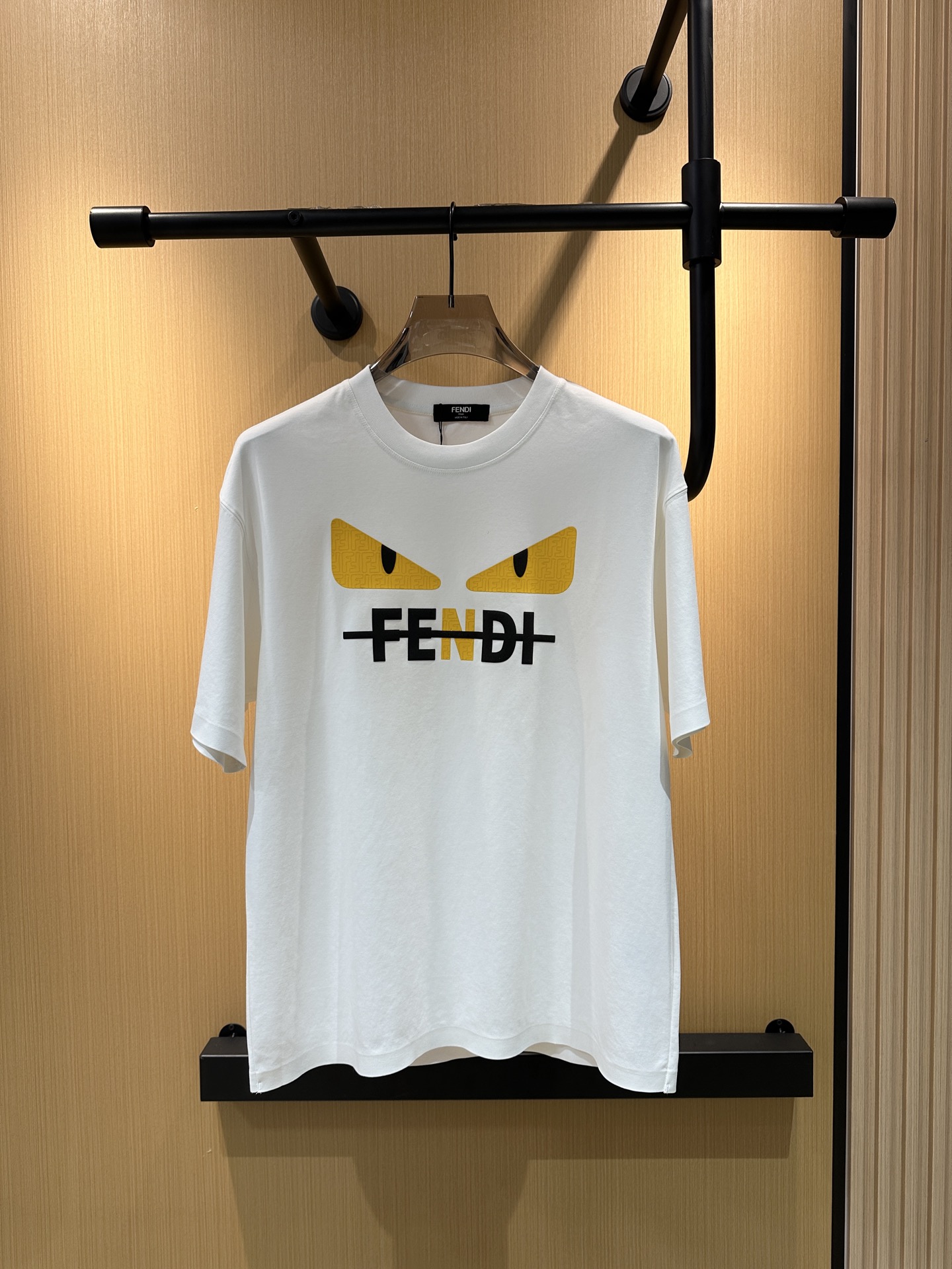 NO:477291,Fendi Haute Clothing Fabric 250g pure cotton 2025 Snake Spring and Summer Counter New Product Short Sleeve Fashion Classic Round Neck Short Sleeve Cuff Hem with a traceless design Fashion item design, more fashionable and comfortable, high-standard customization, very stylish upper body, classic LOGO pattern on the chest brand Customer-supplied auxiliary materials, customer-supplied imported high-end fabrics with very delicate texture, exquisite details and exquisite craftsmanship, and extremely shaping items, can be matched with any fashion, super good style, a must-have item for trendy men Size S-XXL!  ,fendi,T-shirt,alexander wang19860909芬迪高定面料 250克纯棉 2025蛇年春夏专柜新品短袖时尚经典圆领短袖袖口下摆采用无痕设计 时尚单品设计,更加时尚舒适,高标准定制,上身非常有型,胸前品牌经典LOGO 图案 客供辅料,客供进口高档面料质感非常细腻,细节工艺精湛考究,塑造性极高的一款单品,任何时装都可以搭配,版型超级好 潮男必备单品 尺码S-XXL！,,fendi,T-shirt,alexander wang,Men's clothing