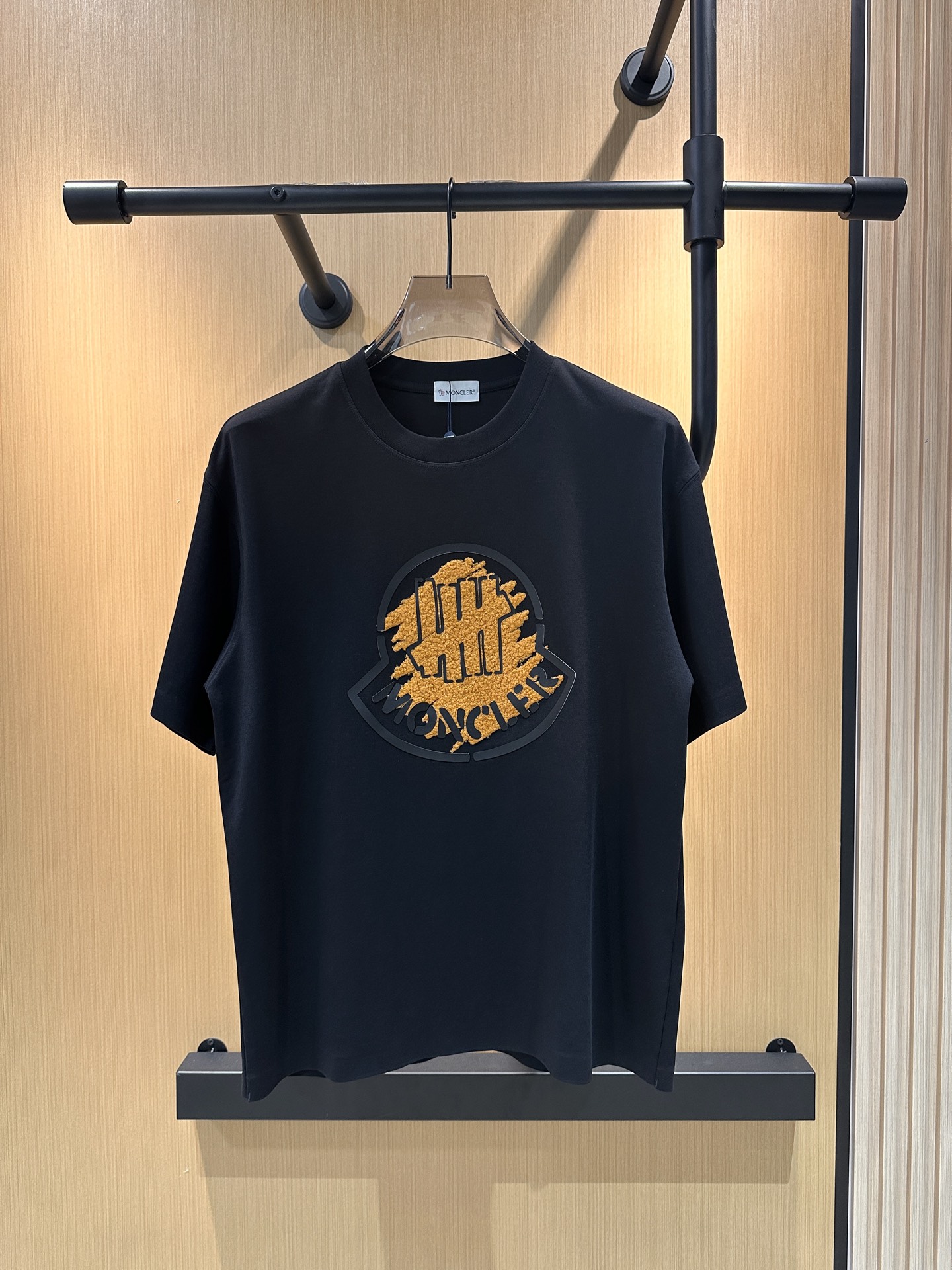 NO:477315,Moncler high-end fabric 250g pure cotton 2025 Snake Spring and Summer Counter New Product Short Sleeve Fashion Classic Round Neck Short Sleeve Cuff Hem with a traceless design Fashion item design, more fashionable and comfortable, high-standard customization, very stylish upper body, classic LOGO pattern on the chest brand Customer-supplied auxiliary materials, customer-supplied imported high-end fabric with very delicate texture, exquisite details and exquisite craftsmanship, extremely shaping item, can be matched with any fashion, super good style, a must-have item for trendy men Size S-XXL!  , Moncler, T-shirt, alexander wang19860909蒙口 Moncler高定面料 250克纯棉 2025蛇年春夏专柜新品短袖时尚经典圆领短袖袖口下摆采用无痕设计 时尚单品设计,更加时尚舒适,高标准定制,上身非常有型,胸前品牌经典LOGO 图案 客供辅料,客供进口高档面料质感非常细腻,细节工艺精湛考究,塑造性极高的一款单品,任何时装都可以搭配,版型超级好 潮男必备单品 尺码S-XXL！,,Moncler,T-shirt,alexander wang,Men's clothing