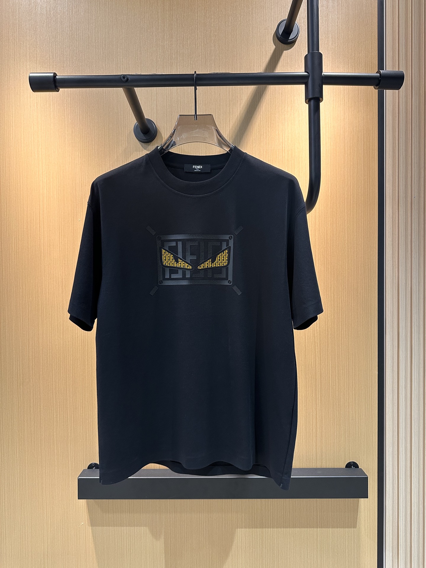 NO:477321,Fendi fendi high-end fabric 250g pure cotton 2025 Snake Spring and Summer Counter New Product Short Sleeve Fashion Classic Round Neck Short Sleeve Cuff Hem with a traceless design Fashion item design, more fashionable and comfortable, high-standard customization, very stylish upper body, classic LOGO pattern on the chest brand Customer-supplied auxiliary materials, customer-supplied imported high-end fabric with very delicate texture, exquisite details and exquisite craftsmanship, extremely shaping item, can be matched with any fashion, super good style, a must-have item for trendy men Size S-XXL!  ,fendi,fendi,T-shirt,alexander wang19860909芬迪 fendi 高定面料 250克纯棉 2025蛇年春夏专柜新品短袖时尚经典圆领短袖袖口下摆采用无痕设计 时尚单品设计,更加时尚舒适,高标准定制,上身非常有型,胸前品牌经典LOGO 图案 客供辅料,客供进口高档面料质感非常细腻,细节工艺精湛考究,塑造性极高的一款单品,任何时装都可以搭配,版型超级好 潮男必备单品 尺码S-XXL！,,fendi,fendi,T-shirt,alexander wang,Men's clothing