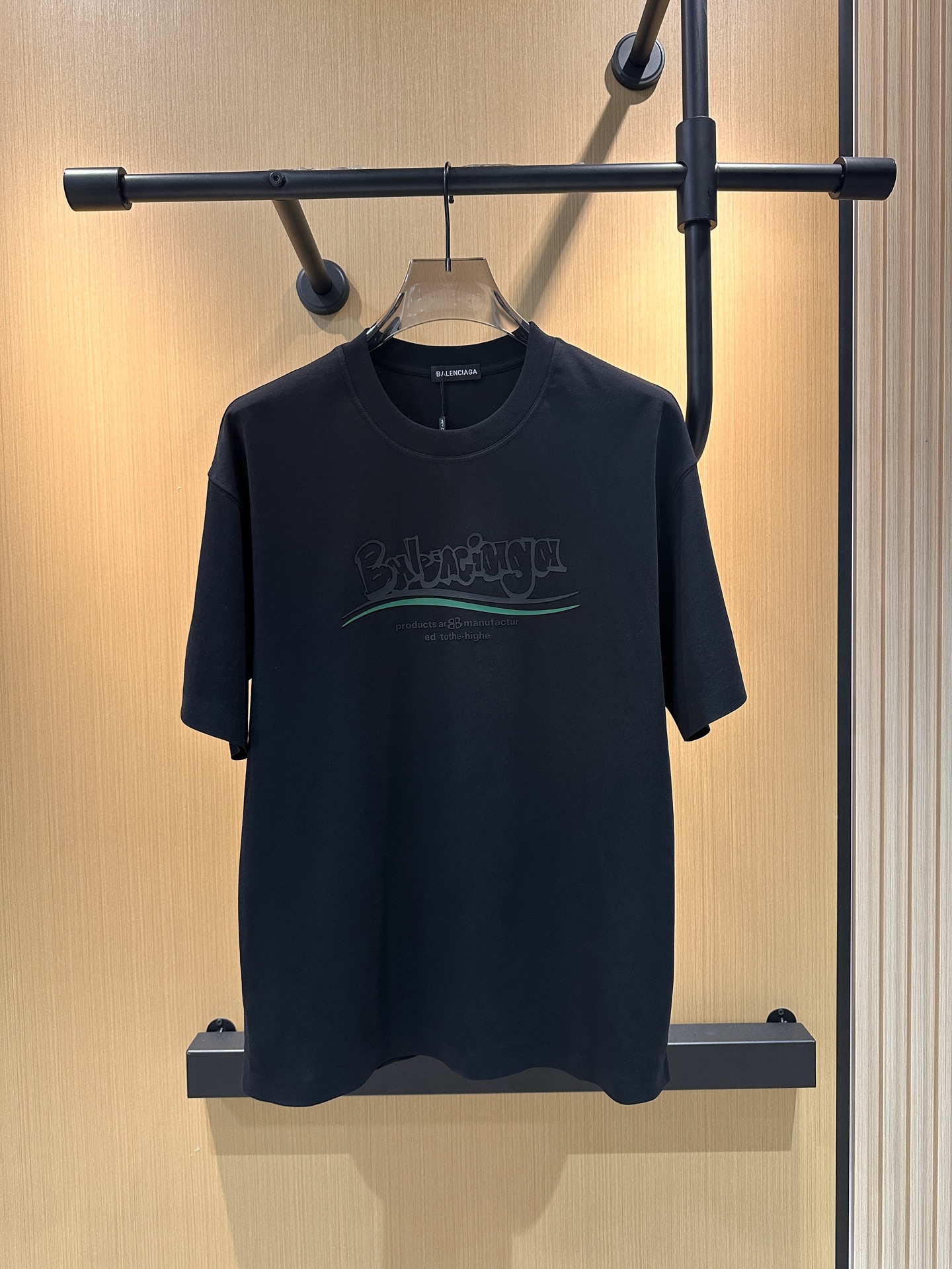 NO:477328,Balenciaga high-end fabric 250g pure cotton 2025 Snake Spring and Summer Counter New Product Short-sleeved Fashion Classic Round Neck Short-sleeved Cuff Hem with a traceless design Fashion item design, more fashionable and comfortable, high-standard customization, very stylish upper body, classic LOGO pattern on the chest brand Customer-supplied auxiliary materials, customer-supplied imported high-end fabric with very delicate texture, exquisite details and exquisite craftsmanship, extremely shaping item, can be matched with any fashion, super good style, a must-have item for trendy men Size S-XXL!  ,balenciaga,T-shirt,alexander wang19860909巴黎世家 高定面料 250克纯棉 2025蛇年春夏专柜新品短袖时尚经典圆领短袖袖口下摆采用无痕设计 时尚单品设计,更加时尚舒适,高标准定制,上身非常有型,胸前品牌经典LOGO 图案 客供辅料,客供进口高档面料质感非常细腻,细节工艺精湛考究,塑造性极高的一款单品,任何时装都可以搭配,版型超级好 潮男必备单品 尺码S-XXL！,,balenciaga,T-shirt,alexander wang,Men's clothing