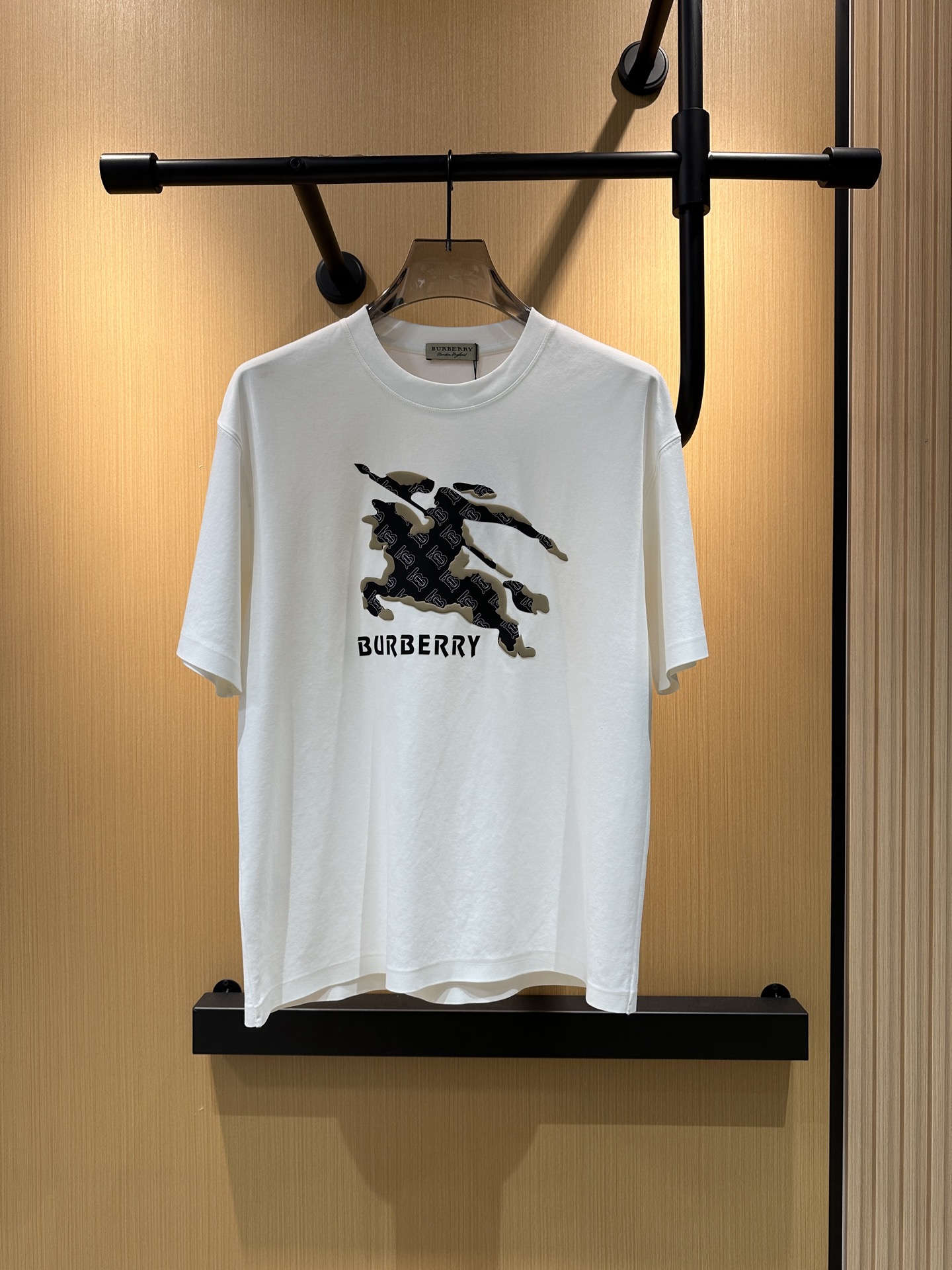 NO:477353,Burberry Burberry high-end fabric 250g pure cotton 2025 Snake Spring and Summer Counter New Product Short-sleeved Fashion Classic Round Neck Short-sleeved Cuff Hem with a traceless design Fashion item design, more fashionable and comfortable, high-standard customization, very stylish upper body, classic LOGO pattern on the chest brand Customer-supplied auxiliary materials, customer-supplied imported high-end fabric with very delicate texture, exquisite details and exquisite craftsmanship, extremely shaping item, can be matched with any fashion, super good style, a must-have item for trendy men Size S-XXL!  ,burberry,burberry,T-shirt,alexander wang19860909巴宝莉 Burberry 高定面料 250克纯棉 2025蛇年春夏专柜新品短袖时尚经典圆领短袖袖口下摆采用无痕设计 时尚单品设计,更加时尚舒适,高标准定制,上身非常有型,胸前品牌经典LOGO 图案 客供辅料,客供进口高档面料质感非常细腻,细节工艺精湛考究,塑造性极高的一款单品,任何时装都可以搭配,版型超级好 潮男必备单品 尺码S-XXL！,,burberry,burberry,T-shirt,alexander wang,Men's clothing