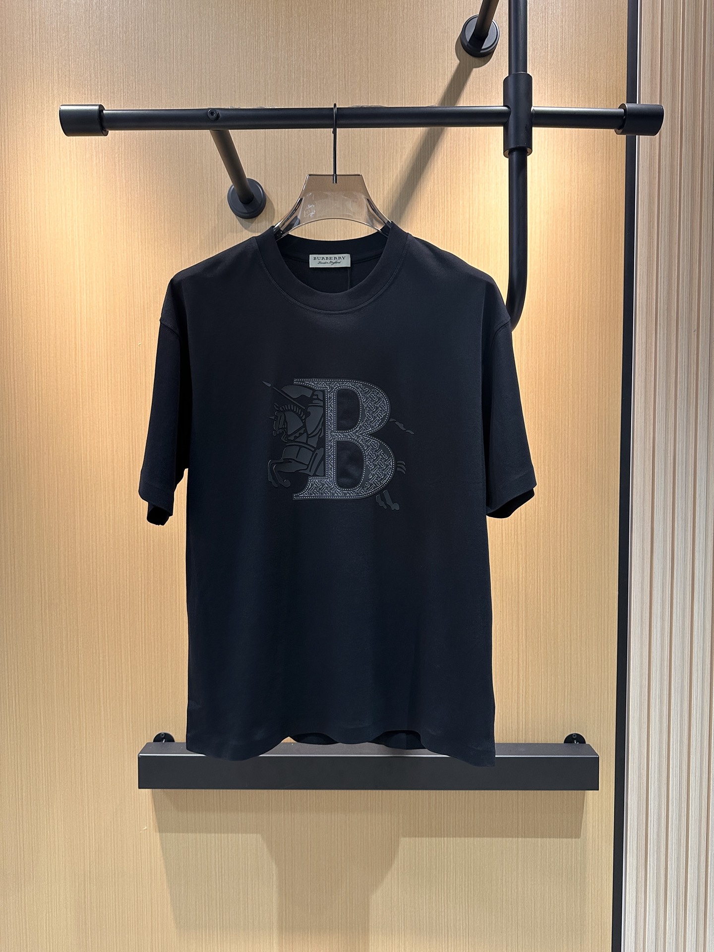 NO:477332,Burberry Burberry high-end fabric 250g pure cotton 2025 Snake Spring and Summer Counter New Product Short-sleeved Fashion Classic Round Neck Short-sleeved Cuff Hem with a traceless design Fashion item design, more fashionable and comfortable, high-standard customization, very stylish upper body, classic LOGO pattern on the chest brand Customer-supplied auxiliary materials, customer-supplied imported high-end fabric with very delicate texture, exquisite details and exquisite craftsmanship, extremely shaping item, can be matched with any fashion, super good style, a must-have item for trendy men Size S-XXL!  ,burberry,burberry,T-shirt,alexander wang19860909巴宝莉 Burberry 高定面料 250克纯棉 2025蛇年春夏专柜新品短袖时尚经典圆领短袖袖口下摆采用无痕设计 时尚单品设计,更加时尚舒适,高标准定制,上身非常有型,胸前品牌经典LOGO 图案 客供辅料,客供进口高档面料质感非常细腻,细节工艺精湛考究,塑造性极高的一款单品,任何时装都可以搭配,版型超级好 潮男必备单品 尺码S-XXL！,,burberry,burberry,T-shirt,alexander wang,Men's clothing