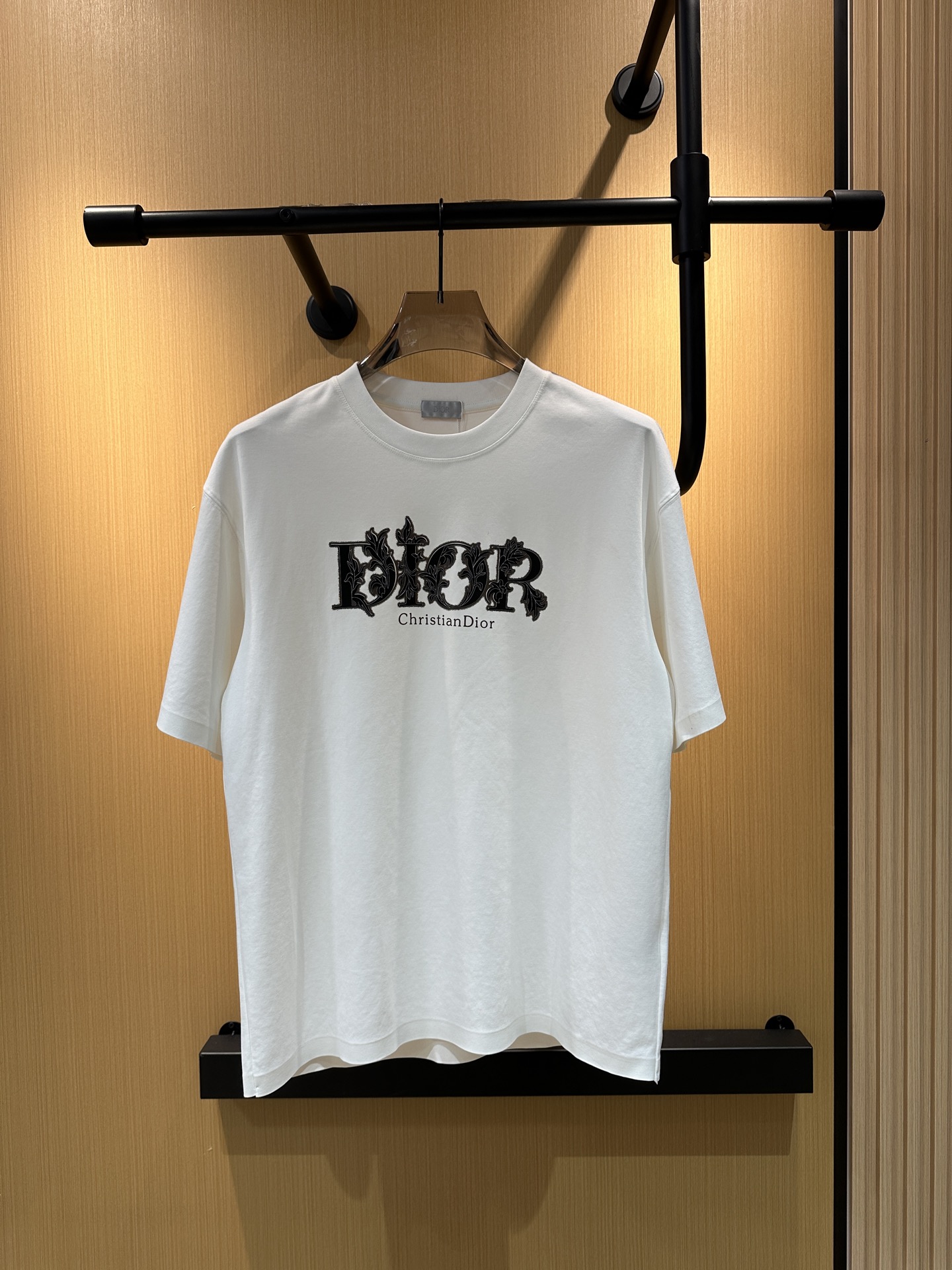 NO:477339,Dior DIor high-end fabric 250g pure cotton 2025 Snake Spring and Summer Counter New Product Short-sleeved Fashion Classic Round Neck Short-sleeved Cuff Hem with a traceless design Fashion item design, more fashionable and comfortable, high-standard customization, very stylish upper body, classic LOGO pattern on the chest brand Customer-supplied auxiliary materials, customer-supplied imported high-end fabric with very delicate texture, exquisite details and exquisite craftsmanship, extremely shaping item, can be matched with any fashion, super good style, a must-have item for trendy men Size S-XXL!  !  ,dior,dior,T-shirt,alexander wang19860909迪奥 DIor 高定面料 250克纯棉 2025蛇年春夏专柜新品短袖时尚经典圆领短袖袖口下摆采用无痕设计 时尚单品设计,更加时尚舒适,高标准定制,上身非常有型,胸前品牌经典LOGO 图案 客供辅料,客供进口高档面料质感非常细腻,细节工艺精湛考究,塑造性极高的一款单品,任何时装都可以搭配,版型超级好 潮男必备单品 尺码S-XXL！！,,dior,dior,T-shirt,alexander wang,Men's clothing