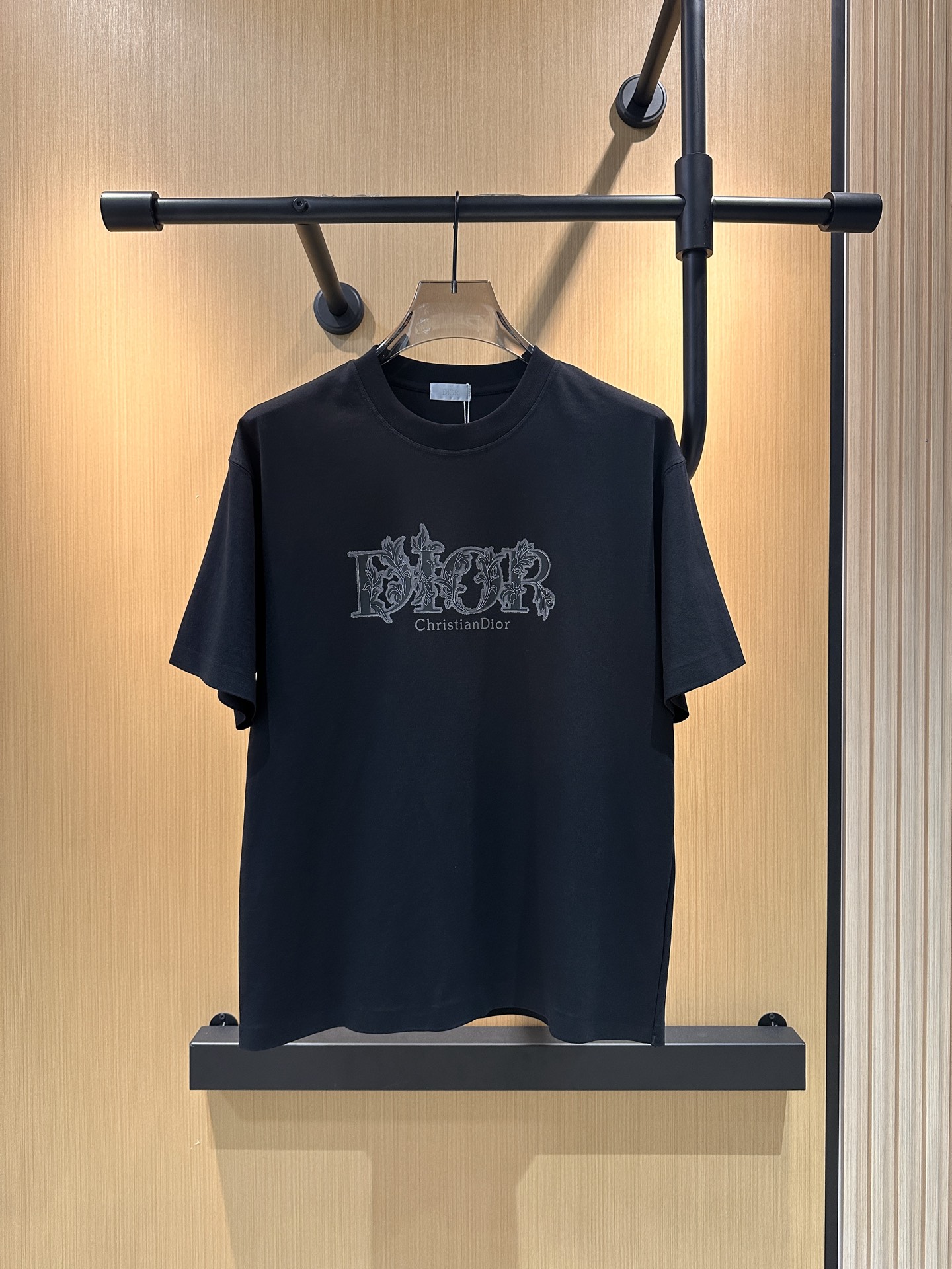 NO:477335,Dior DIor high-end fabric 250g pure cotton 2025 Snake Spring and Summer Counter New Product Short-sleeved Fashion Classic Round Neck Short-sleeved Cuff Hem with a traceless design Fashion item design, more fashionable and comfortable, high-standard customization, very stylish upper body, classic LOGO pattern on the chest brand Customer-supplied auxiliary materials, customer-supplied imported high-end fabric with very delicate texture, exquisite details and exquisite craftsmanship, extremely shaping item, can be matched with any fashion, super good style, a must-have item for trendy men Size S-XXL!  ,dior,dior,T-shirt,alexander wang19860909迪奥 DIor 高定面料 250克纯棉 2025蛇年春夏专柜新品短袖时尚经典圆领短袖袖口下摆采用无痕设计 时尚单品设计,更加时尚舒适,高标准定制,上身非常有型,胸前品牌经典LOGO 图案 客供辅料,客供进口高档面料质感非常细腻,细节工艺精湛考究,塑造性极高的一款单品,任何时装都可以搭配,版型超级好 潮男必备单品 尺码S-XXL！,,dior,dior,T-shirt,alexander wang,Men's clothing