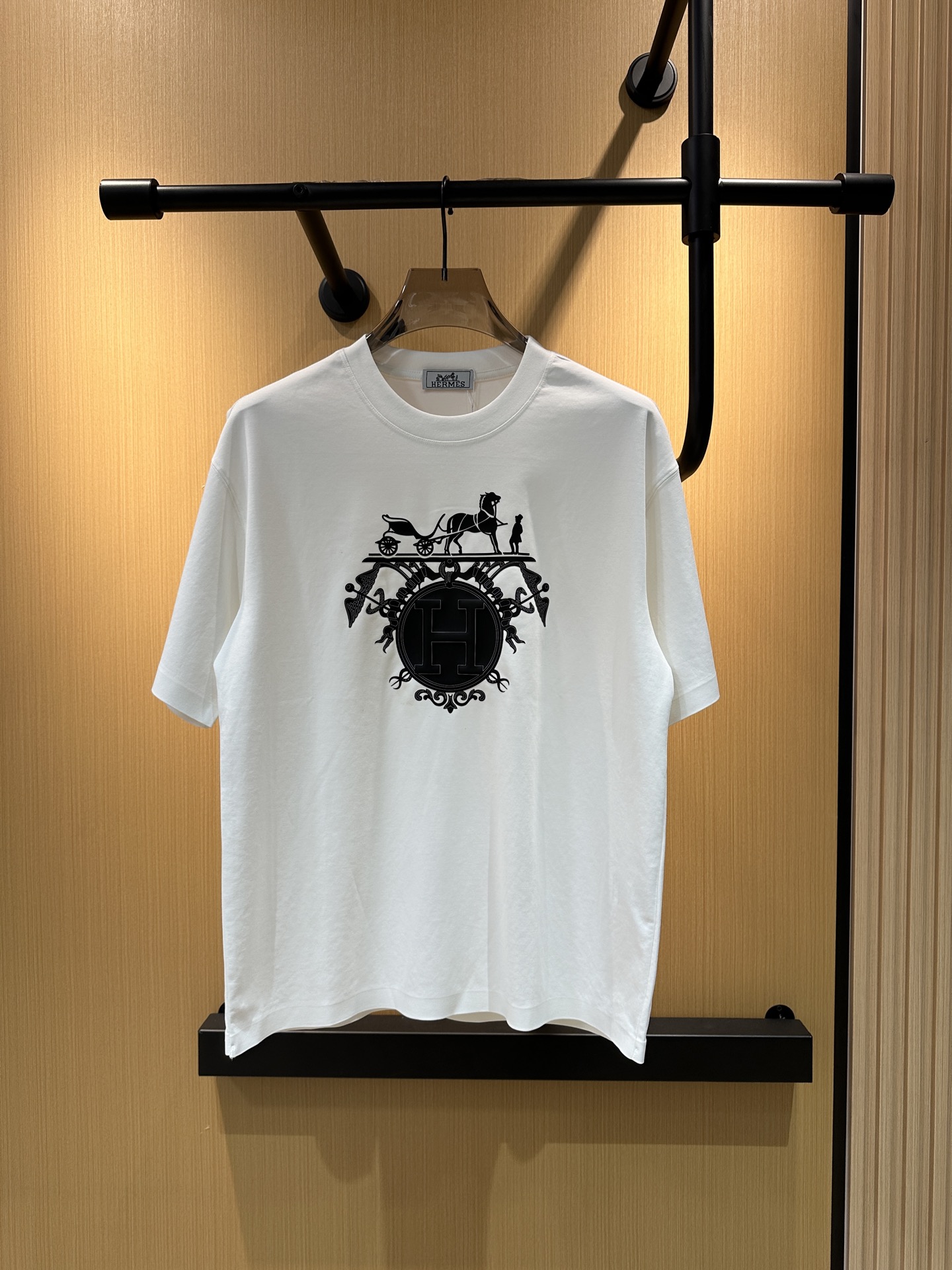 NO:477343,Hermes high-end fabric 250g pure cotton 2025 Snake Spring and Summer Counter New Product Short-sleeved Fashion Classic Round Neck Short-sleeved Cuff Hem with a traceless design Fashion item design, more fashionable and comfortable, high-standard customization, very stylish upper body, classic LOGO pattern on the chest brand Customer-supplied auxiliary materials, customer-supplied imported high-end fabric with very delicate texture, exquisite details and exquisite craftsmanship, extremely shaping item, can be matched with any fashion, super good style, a must-have item for trendy men Size S-XXL!  , hermes, T-shirt,alexander wang19860909爱马仕 高定面料 250克纯棉 2025蛇年春夏专柜新品短袖时尚经典圆领短袖袖口下摆采用无痕设计 时尚单品设计,更加时尚舒适,高标准定制,上身非常有型,胸前品牌经典LOGO 图案 客供辅料,客供进口高档面料质感非常细腻,细节工艺精湛考究,塑造性极高的一款单品,任何时装都可以搭配,版型超级好 潮男必备单品 尺码S-XXL！,,hermes,T-shirt,alexander wang,Men's clothing