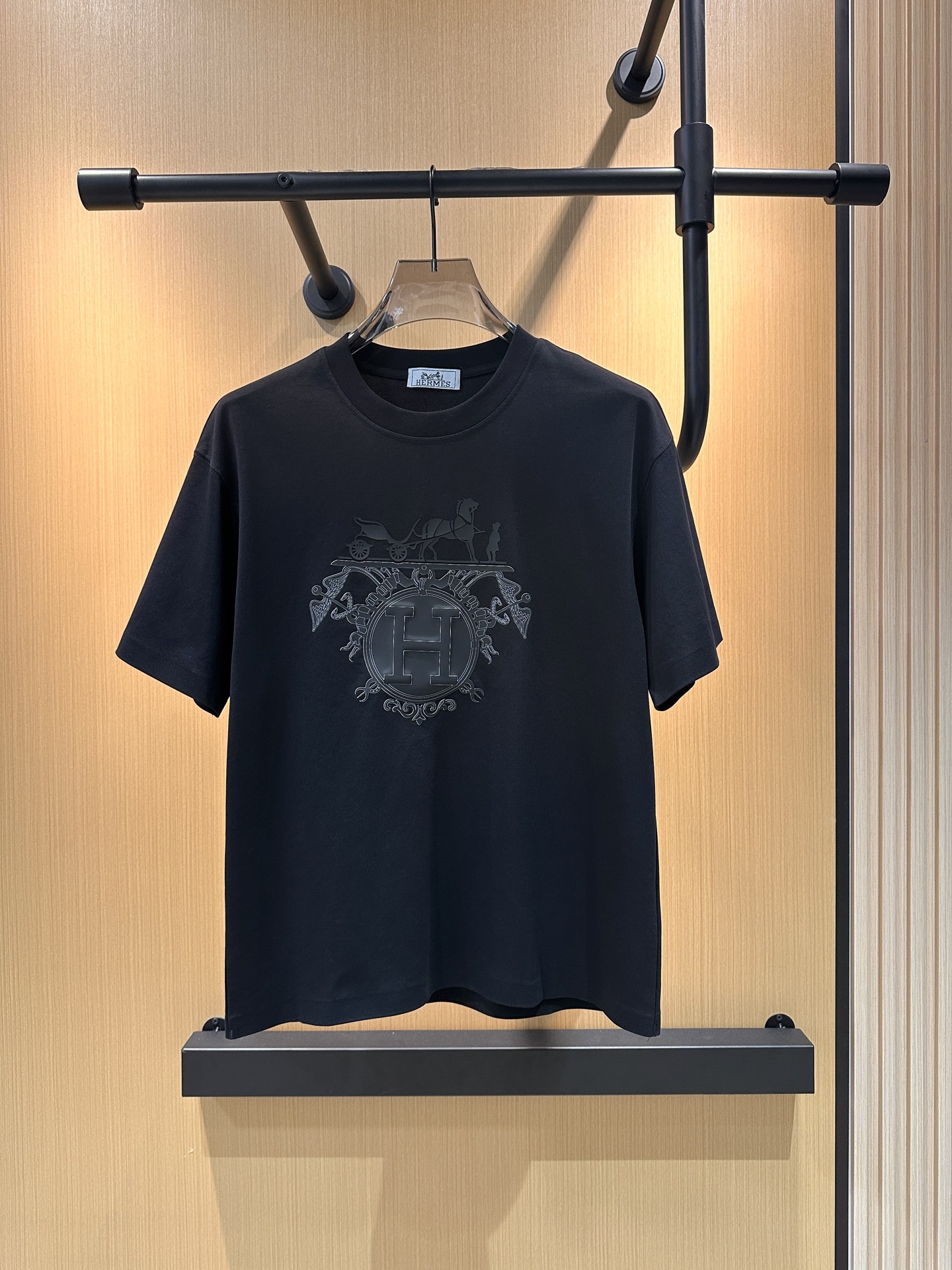 NO:477345,Hermes high-end fabric 250g pure cotton 2025 Snake Spring and Summer Counter New Product Short-sleeved Fashion Classic Round Neck Short-sleeved Cuff Hem with a traceless design Fashion item design, more fashionable and comfortable, high-standard customization, very stylish upper body, classic LOGO pattern on the chest brand Customer-supplied auxiliary materials, customer-supplied imported high-end fabric with very delicate texture, exquisite details and exquisite craftsmanship, extremely shaping item, can be matched with any fashion, super good style, a must-have item for trendy men Size S-XXL!  !  , hermes, T-shirt,alexander wang19860909爱马仕 高定面料 250克纯棉 2025蛇年春夏专柜新品短袖时尚经典圆领短袖袖口下摆采用无痕设计 时尚单品设计,更加时尚舒适,高标准定制,上身非常有型,胸前品牌经典LOGO 图案 客供辅料,客供进口高档面料质感非常细腻,细节工艺精湛考究,塑造性极高的一款单品,任何时装都可以搭配,版型超级好 潮男必备单品 尺码S-XXL！！,,hermes,T-shirt,alexander wang,Men's clothing