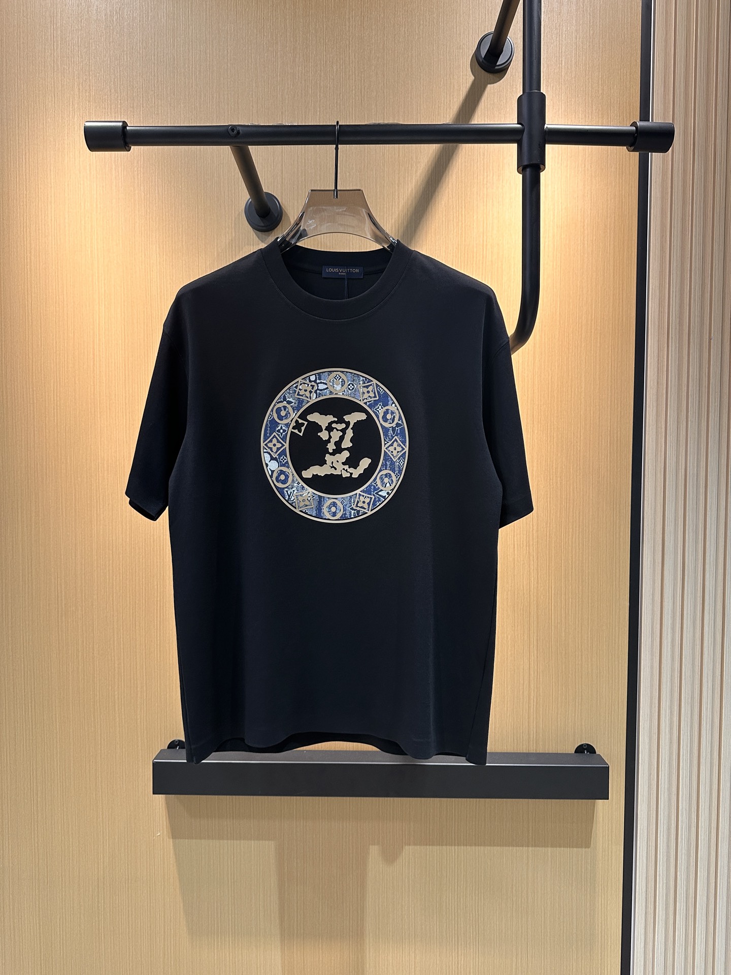 NO:477349,LV high-end fabric 250g pure cotton 2025 Snake Spring and Summer Counter New Product Short-sleeved Fashion Classic Round Neck Short-sleeved Cuff Hem with a traceless design Fashion item design, more fashionable and comfortable, high-standard customization, very stylish upper body, classic LOGO pattern on the chest brand Customer-supplied auxiliary materials, customer-supplied imported high-end fabric with very delicate texture, exquisite details and exquisite craftsmanship, extremely shaping item, can be matched with any fashion, super good style, a must-have item for trendy men Size S-XXL!  ,,louis vuitton,T-shirt,alexander wang19860909LV 高定面料 250克纯棉 2025蛇年春夏专柜新品短袖时尚经典圆领短袖袖口下摆采用无痕设计 时尚单品设计,更加时尚舒适,高标准定制,上身非常有型,胸前品牌经典LOGO 图案 客供辅料,客供进口高档面料质感非常细腻,细节工艺精湛考究,塑造性极高的一款单品,任何时装都可以搭配,版型超级好 潮男必备单品 尺码S-XXL！,,louis vuitton,T-shirt,alexander wang,Men's clothing