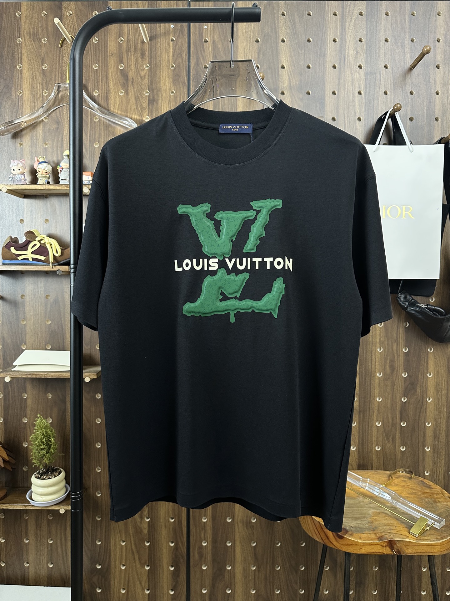 NO:498605,LV high-end fabric 250g pure cotton 2025 Snake Spring and Summer Counter New Product Short-sleeved Fashion Classic Round Neck Short-sleeved Cuff Hem with a traceless design Fashion item design, more fashionable and comfortable, high-standard customization, very stylish upper body, classic LOGO pattern on the chest brand Customer-supplied auxiliary materials, customer-supplied imported high-end fabric with very delicate texture, exquisite details and exquisite craftsmanship, extremely shaping item, can be matched with any fashion, super good style, a must-have item for trendy men Size S-XXL!  ,,louis vuitton,T-shirt,alexander wang19860909LV 高定面料 250克纯棉 2025蛇年春夏专柜新品短袖时尚经典圆领短袖袖口下摆采用无痕设计 时尚单品设计,更加时尚舒适,高标准定制,上身非常有型,胸前品牌经典LOGO 图案 客供辅料,客供进口高档面料质感非常细腻,细节工艺精湛考究,塑造性极高的一款单品,任何时装都可以搭配,版型超级好 潮男必备单品 尺码S-XXL！,,louis vuitton,T-shirt,alexander wang,Men's clothing