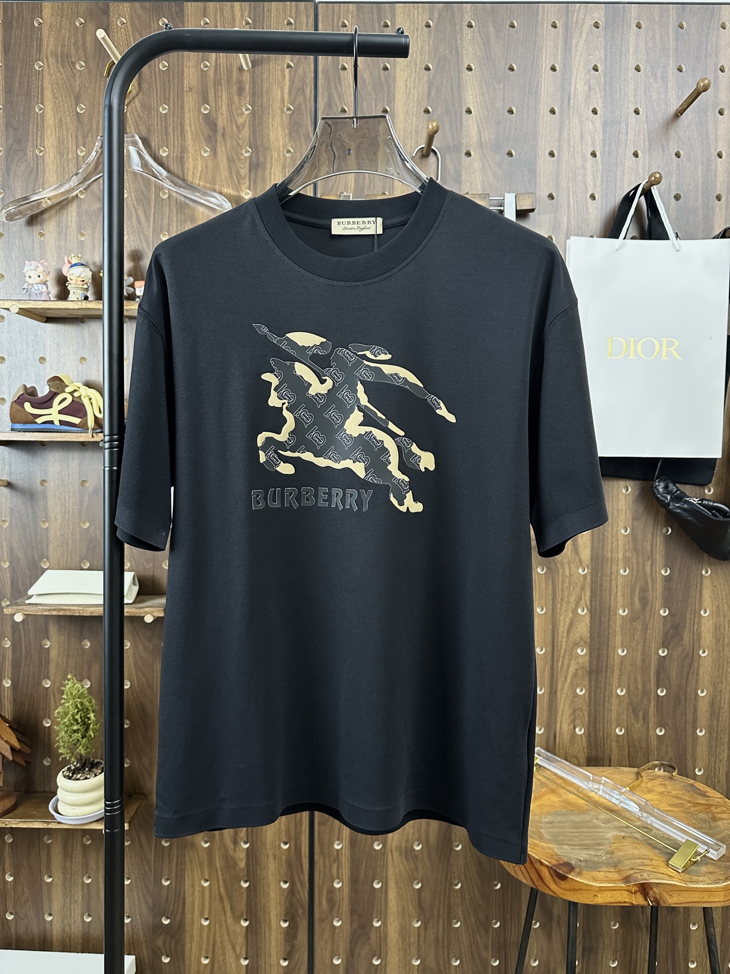 P巴宝莉 高定面料 250克纯棉 2026蛇年春夏专柜新品短袖🍃时尚经典圆领短袖👍🏻袖口下摆采用无痕设计