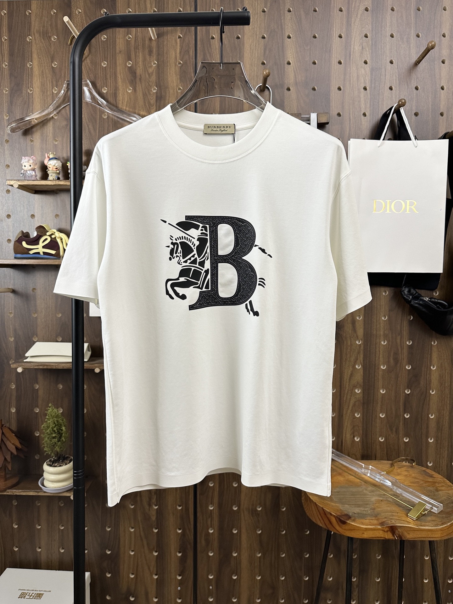 NO:498646,Burberry, haute couture fabric, 250 grams of pure cotton, 2025 Snake Spring and Summer Counter New Products, Short Sleeve Fashion Classic Round Neck Short Sleeve Cuff Hem with a traceless design, Fashionable single product design, more fashionable and comfortable, high-standard customization, very stylish upper body, classic LOGO pattern on the chest brand, customer-supplied auxiliary materials, customer-supplied imported high-end fabric with very delicate texture, exquisite details and exquisite craftsmanship, extremely shaping item, can be matched with any fashion, super good style, a must-have item for trendy men Size S-XXL!  ,burberry,T-shirt,alexander wang19860909巴宝莉 高定面料 250克纯棉 2025蛇年春夏专柜新品短袖时尚经典圆领短袖袖口下摆采用无痕设计 时尚单品设计,更加时尚舒适,高标准定制,上身非常有型,胸前品牌经典LOGO 图案 客供辅料,客供进口高档面料质感非常细腻,细节工艺精湛考究,塑造性极高的一款单品,任何时装都可以搭配,版型超级好 潮男必备单品 尺码S-XXL！,,burberry,T-shirt,alexander wang,Men's clothing