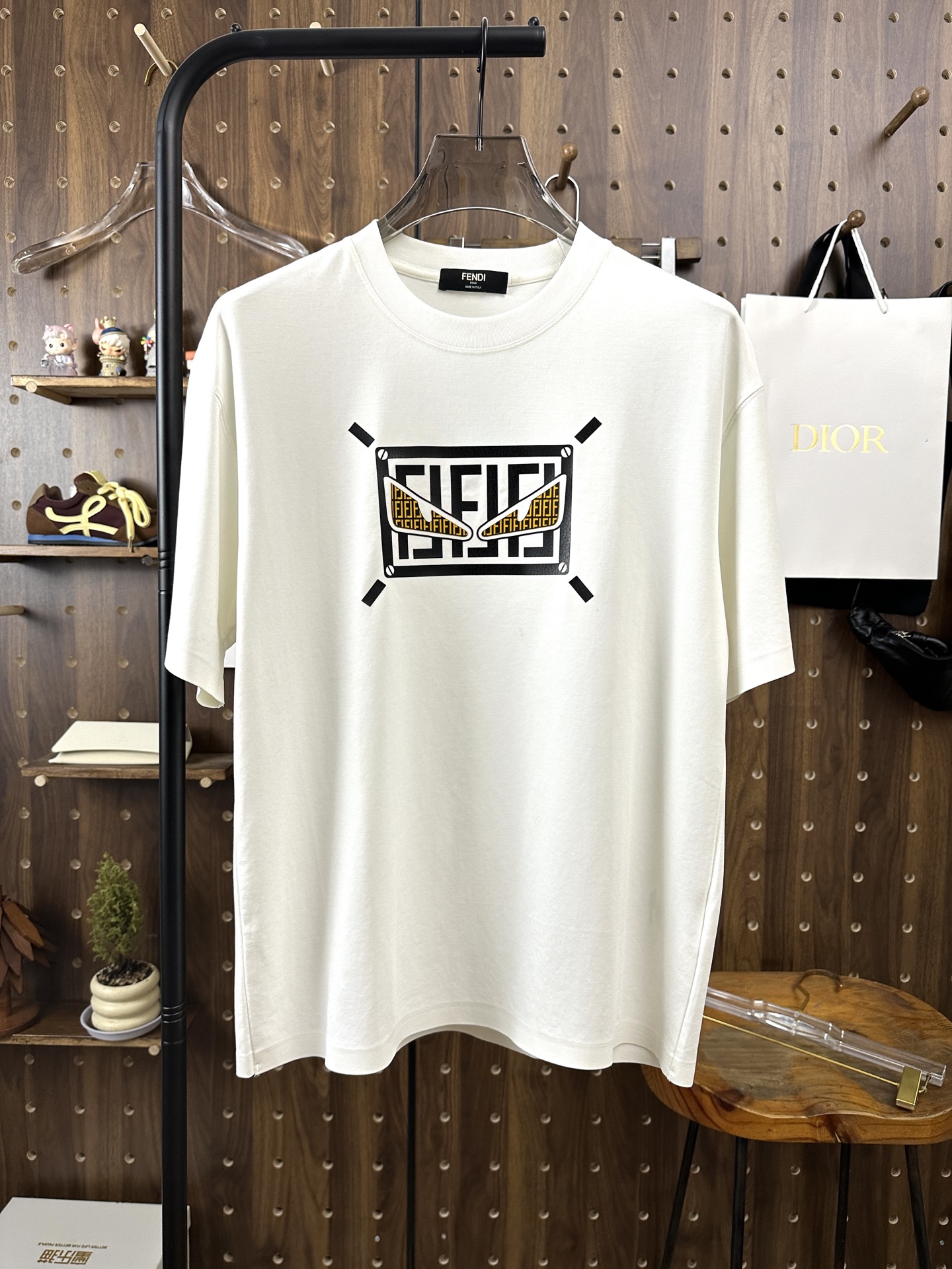 NO:498640,Fendi Haute Clothing Fabric 250g pure cotton 2025 Snake Spring and Summer Counter New Product Short Sleeve Fashion Classic Round Neck Short Sleeve Cuff Hem with a traceless design Fashion item design, more fashionable and comfortable, high-standard customization, very stylish upper body, classic LOGO pattern on the chest brand Customer-supplied auxiliary materials, customer-supplied imported high-end fabrics with very delicate texture, exquisite details and exquisite craftsmanship, and extremely shaping items, can be matched with any fashion, super good style, a must-have item for trendy men Size S-XXL!  ,fendi,T-shirt,alexander wang19860909芬迪 高定面料 250克纯棉 2025蛇年春夏专柜新品短袖时尚经典圆领短袖袖口下摆采用无痕设计 时尚单品设计,更加时尚舒适,高标准定制,上身非常有型,胸前品牌经典LOGO 图案 客供辅料,客供进口高档面料质感非常细腻,细节工艺精湛考究,塑造性极高的一款单品,任何时装都可以搭配,版型超级好 潮男必备单品 尺码S-XXL！,,fendi,T-shirt,alexander wang,Men's clothing