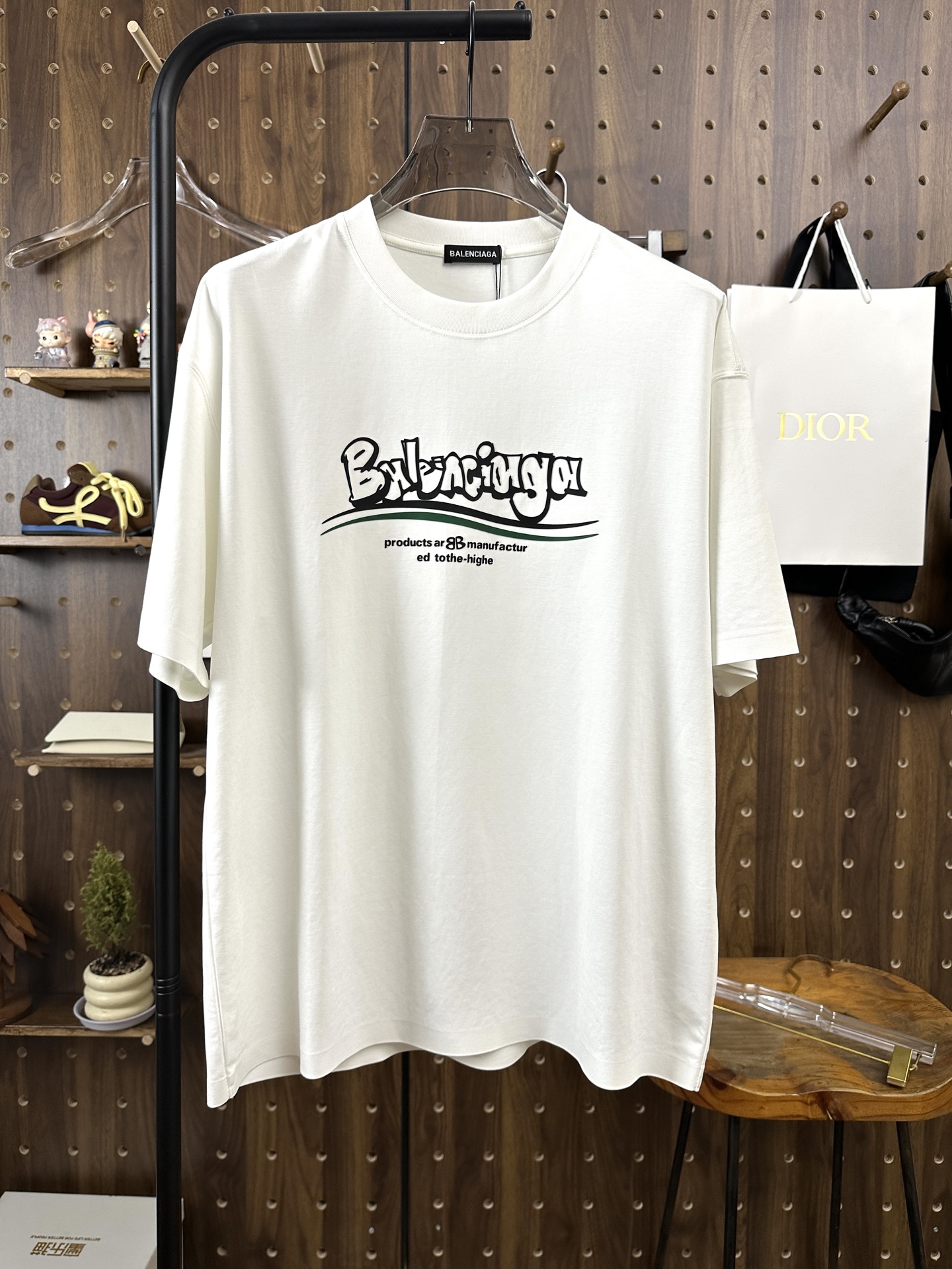 NO:498634,Balenciaga high-end fabric 250g pure cotton 2025 Snake Spring and Summer Counter New Product Short-sleeved Fashion Classic Round Neck Short-sleeved Cuff Hem with a traceless design Fashion item design, more fashionable and comfortable, high-standard customization, very stylish upper body, classic LOGO pattern on the chest brand Customer-supplied auxiliary materials, customer-supplied imported high-end fabric with very delicate texture, exquisite details and exquisite craftsmanship, extremely shaping item, can be matched with any fashion, super good style, a must-have item for trendy men Size S-XXL!  ,balenciaga,T-shirt,alexander wang19860909巴黎世家高定面料 250克纯棉 2025蛇年春夏专柜新品短袖时尚经典圆领短袖袖口下摆采用无痕设计 时尚单品设计,更加时尚舒适,高标准定制,上身非常有型,胸前品牌经典LOGO 图案 客供辅料,客供进口高档面料质感非常细腻,细节工艺精湛考究,塑造性极高的一款单品,任何时装都可以搭配,版型超级好 潮男必备单品 尺码S-XXL！,,balenciaga,T-shirt,alexander wang,Men's clothing