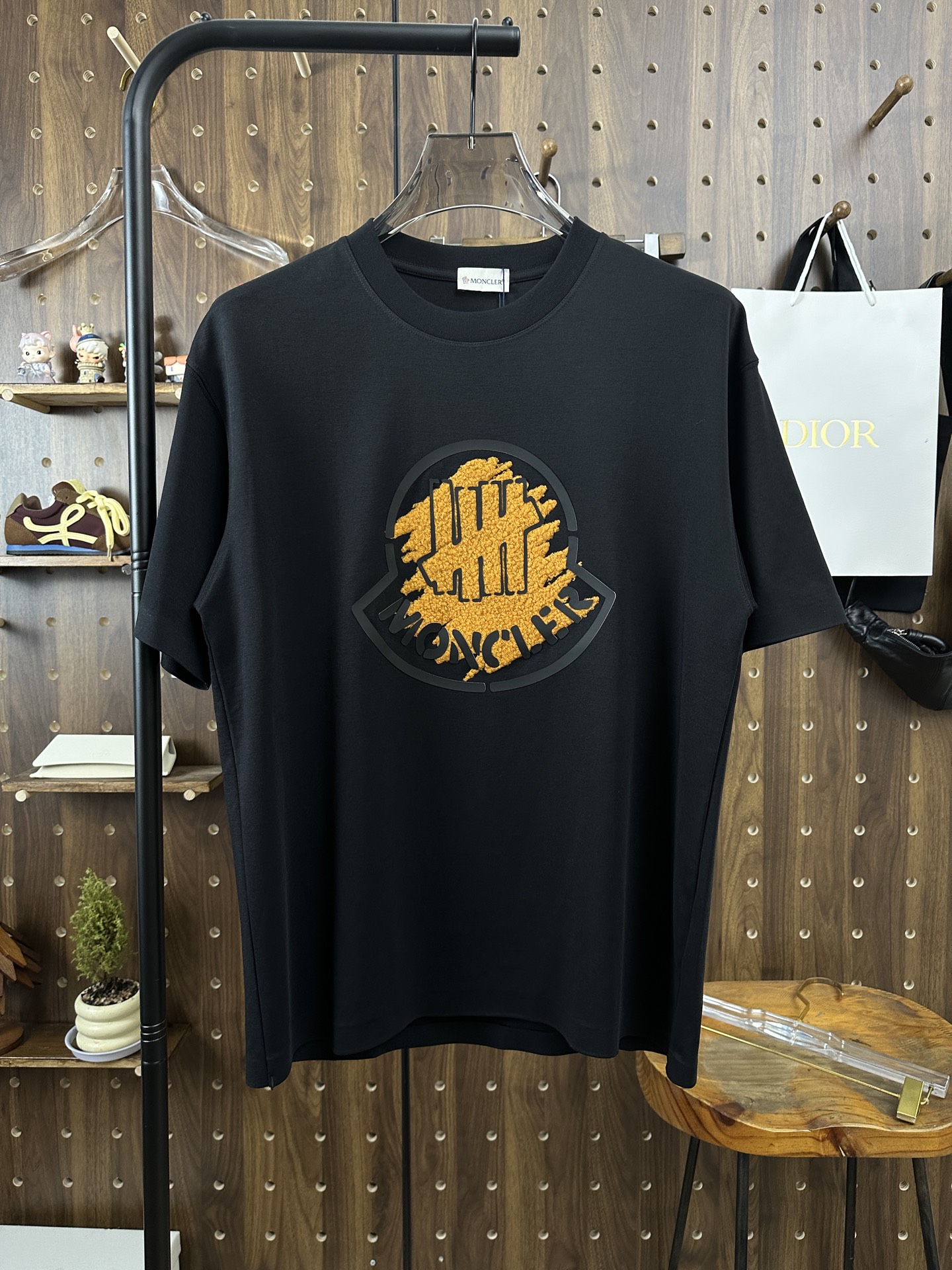 NO:498628,The hooded, haute couture fabric 250g pure cotton. The new product of the 2025 Snake Spring and Summer Counter, short-sleeved fashion classic round neck short-sleeved cuff hem adopts a traceless design. Fashionable single product design, more fashionable and comfortable, high-standard customization, very stylish upper body, classic LOGO pattern on the chest brand customer-supplied auxiliary materials, customer-supplied imported high-end fabric with very delicate texture, exquisite details and exquisite craftsmanship, extremely shaping item, can be matched with any fashion, super good style, a must-have item for trendy men Size S-XXL!  , Moncler, T-shirt, alexander wang19860909蒙口 高定面料 250克纯棉 2025蛇年春夏专柜新品短袖时尚经典圆领短袖袖口下摆采用无痕设计 时尚单品设计,更加时尚舒适,高标准定制,上身非常有型,胸前品牌经典LOGO 图案 客供辅料,客供进口高档面料质感非常细腻,细节工艺精湛考究,塑造性极高的一款单品,任何时装都可以搭配,版型超级好 潮男必备单品 尺码S-XXL！,,Moncler,T-shirt,alexander wang,Men's clothing