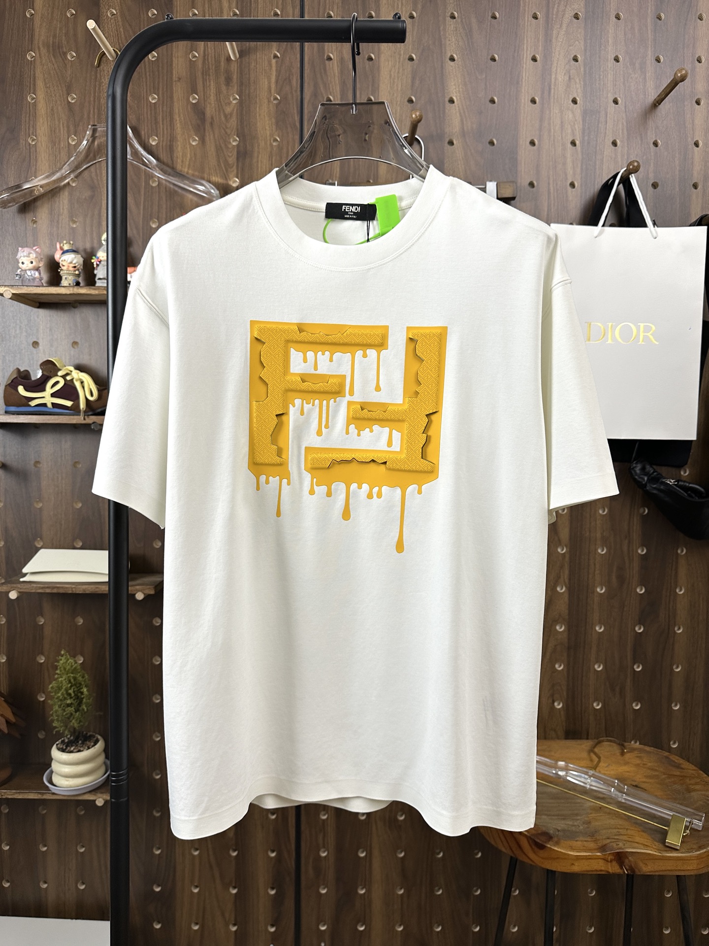 NO:498622,Fendi Haute Clothing Fabric 250g pure cotton 2025 Snake Spring and Summer Counter New Product Short Sleeve Fashion Classic Round Neck Short Sleeve Cuff Hem with a traceless design Fashion item design, more fashionable and comfortable, high-standard customization, very stylish upper body, classic LOGO pattern on the chest brand Customer-supplied auxiliary materials, customer-supplied imported high-end fabrics with very delicate texture, exquisite details and exquisite craftsmanship, and extremely shaping items, can be matched with any fashion, super good style, a must-have item for trendy men Size S-XXL!  ,fendi,T-shirt,alexander wang19860909芬迪 高定面料 250克纯棉 2025蛇年春夏专柜新品短袖时尚经典圆领短袖袖口下摆采用无痕设计 时尚单品设计,更加时尚舒适,高标准定制,上身非常有型,胸前品牌经典LOGO 图案 客供辅料,客供进口高档面料质感非常细腻,细节工艺精湛考究,塑造性极高的一款单品,任何时装都可以搭配,版型超级好 潮男必备单品 尺码S-XXL！,,fendi,T-shirt,alexander wang,Men's clothing