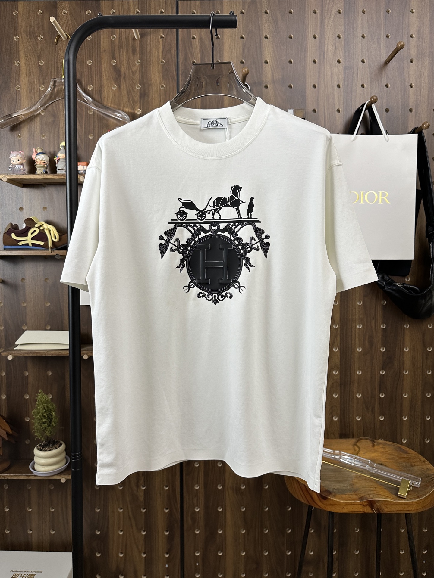 NO:498615,Hermes high-end fabric 250g pure cotton 2025 Snake Spring and Summer Counter New Product Short-sleeved Fashion Classic Round Neck Short-sleeved Cuff Hem with a traceless design Fashion item design, more fashionable and comfortable, high-standard customization, very stylish upper body, classic LOGO pattern on the chest brand Customer-supplied auxiliary materials, customer-supplied imported high-end fabric with very delicate texture, exquisite details and exquisite craftsmanship, extremely shaping item, can be matched with any fashion, super good style, a must-have item for trendy men Size S-XXL!  , hermes, T-shirt,alexander wang19860909爱马仕 高定面料 250克纯棉 2025蛇年春夏专柜新品短袖时尚经典圆领短袖袖口下摆采用无痕设计 时尚单品设计,更加时尚舒适,高标准定制,上身非常有型,胸前品牌经典LOGO 图案 客供辅料,客供进口高档面料质感非常细腻,细节工艺精湛考究,塑造性极高的一款单品,任何时装都可以搭配,版型超级好 潮男必备单品 尺码S-XXL！,,hermes,T-shirt,alexander wang,Men's clothing