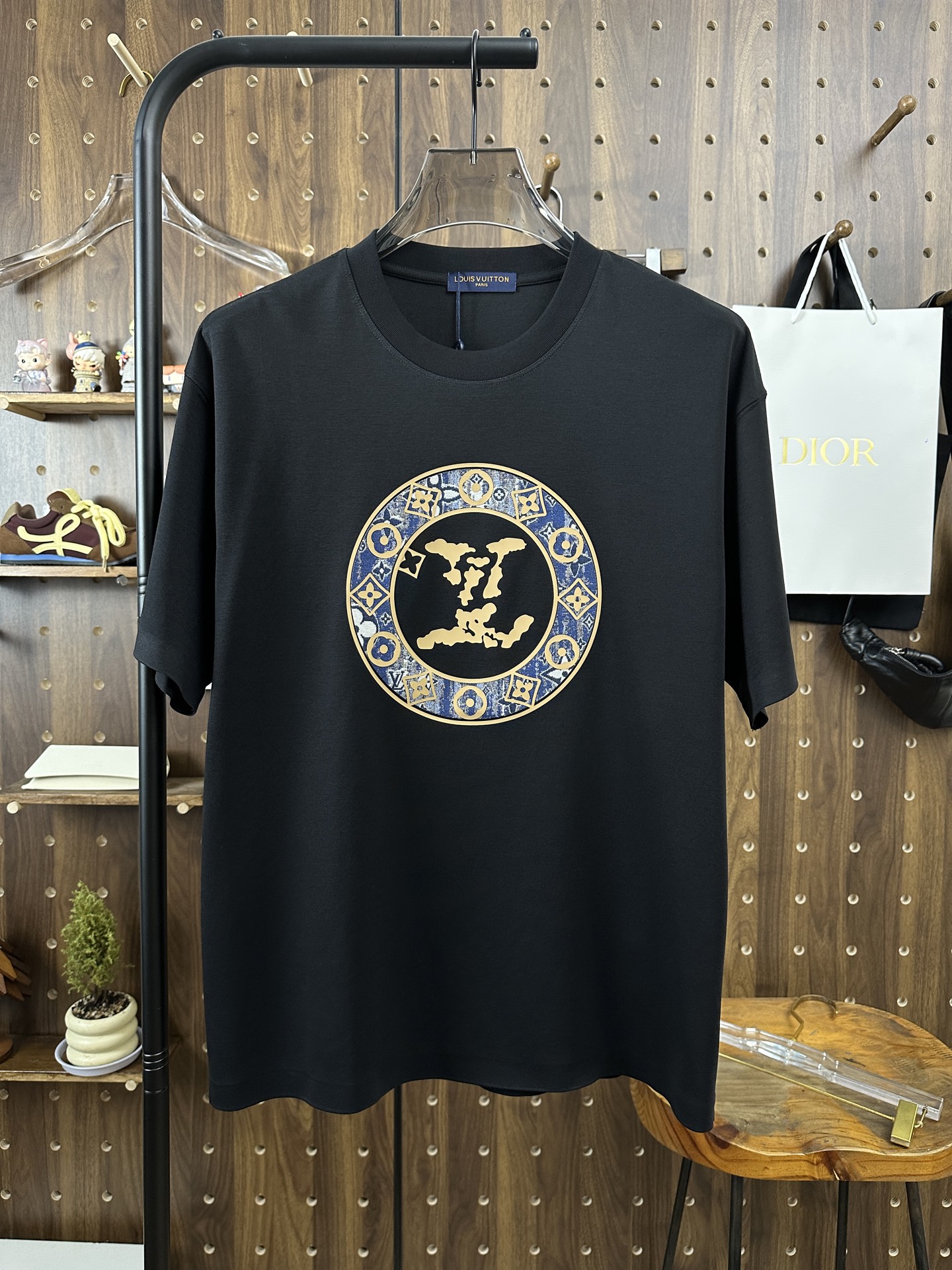 NO:498612,LV high-end fabric 250g pure cotton 2025 Snake Spring and Summer Counter New Product Short-sleeved Fashion Classic Round Neck Short-sleeved Cuff Hem with a traceless design Fashion item design, more fashionable and comfortable, high-standard customization, very stylish upper body, classic LOGO pattern on the chest brand Customer-supplied auxiliary materials, customer-supplied imported high-end fabric with very delicate texture, exquisite details and exquisite craftsmanship, extremely shaping item, can be matched with any fashion, super good style, a must-have item for trendy men Size S-XXL!  ,,louis vuitton,T-shirt,alexander wang19860909LV 高定面料 250克纯棉 2025蛇年春夏专柜新品短袖时尚经典圆领短袖袖口下摆采用无痕设计 时尚单品设计,更加时尚舒适,高标准定制,上身非常有型,胸前品牌经典LOGO 图案 客供辅料,客供进口高档面料质感非常细腻,细节工艺精湛考究,塑造性极高的一款单品,任何时装都可以搭配,版型超级好 潮男必备单品 尺码S-XXL！,,louis vuitton,T-shirt,alexander wang,Men's clothing