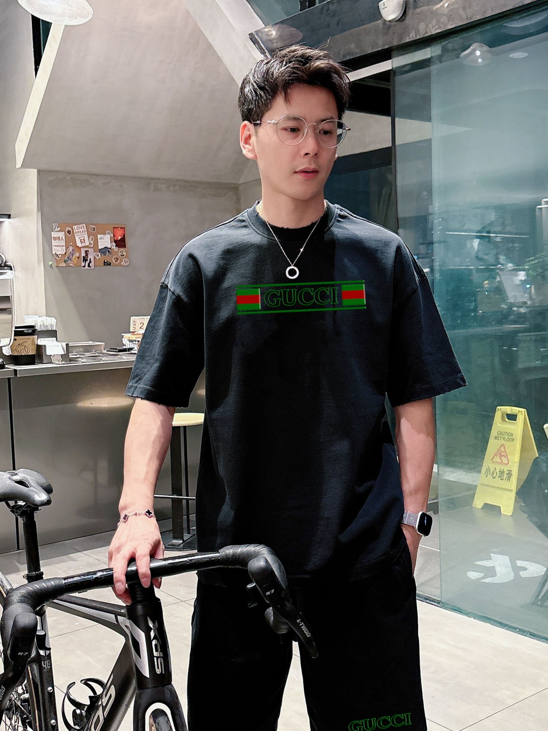 古奇 GUCCI🔥🔥高端定制 2026春夏新款首发专柜最新款短袖短裤休闲套装 重工凹凸图案设计 领子袖子