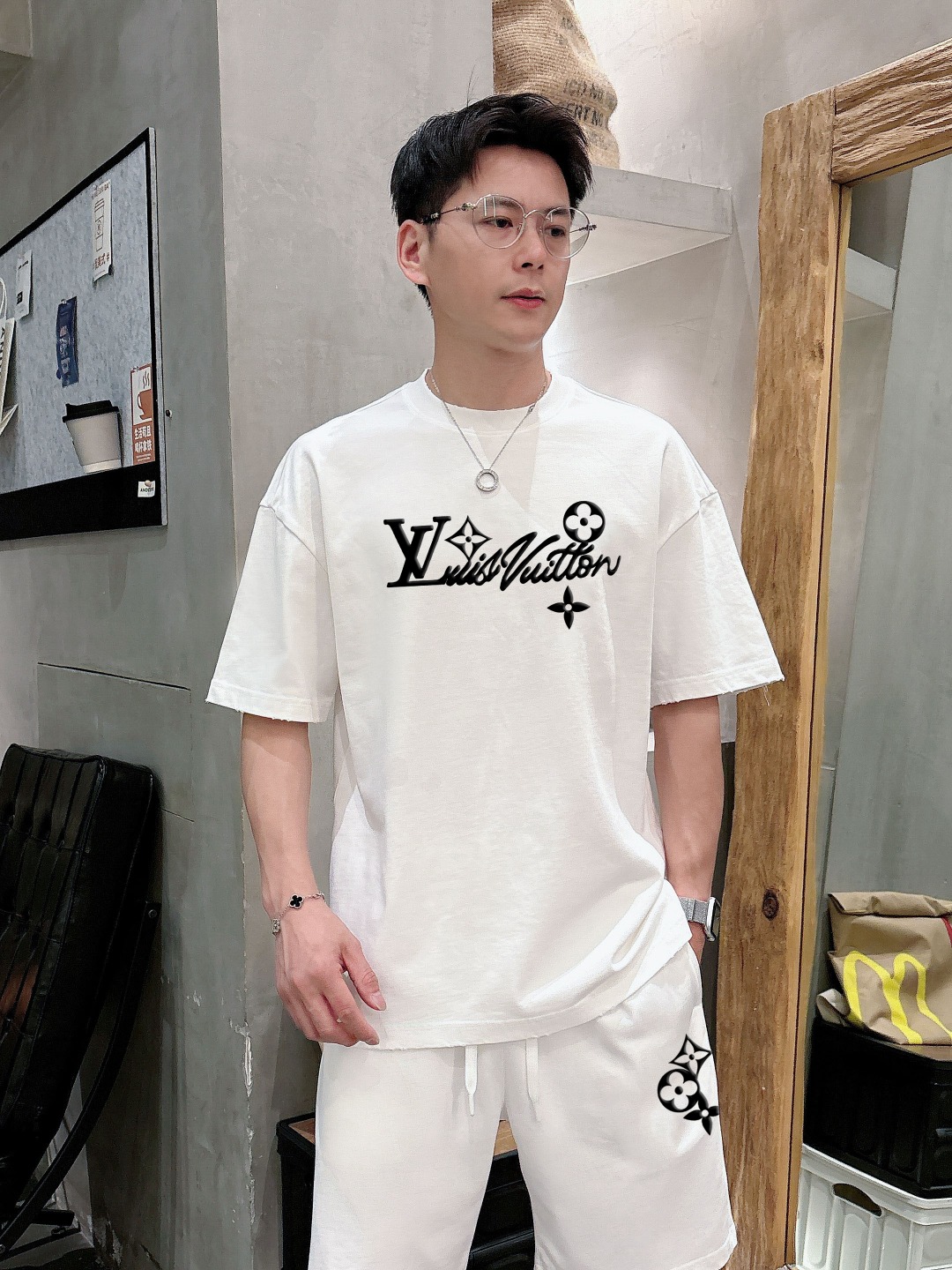 LV 路易威登🔥🔥高端定制 2026春夏新款首发专柜最新款短袖短裤休闲套装 重工凹凸图案设计 领子袖子做