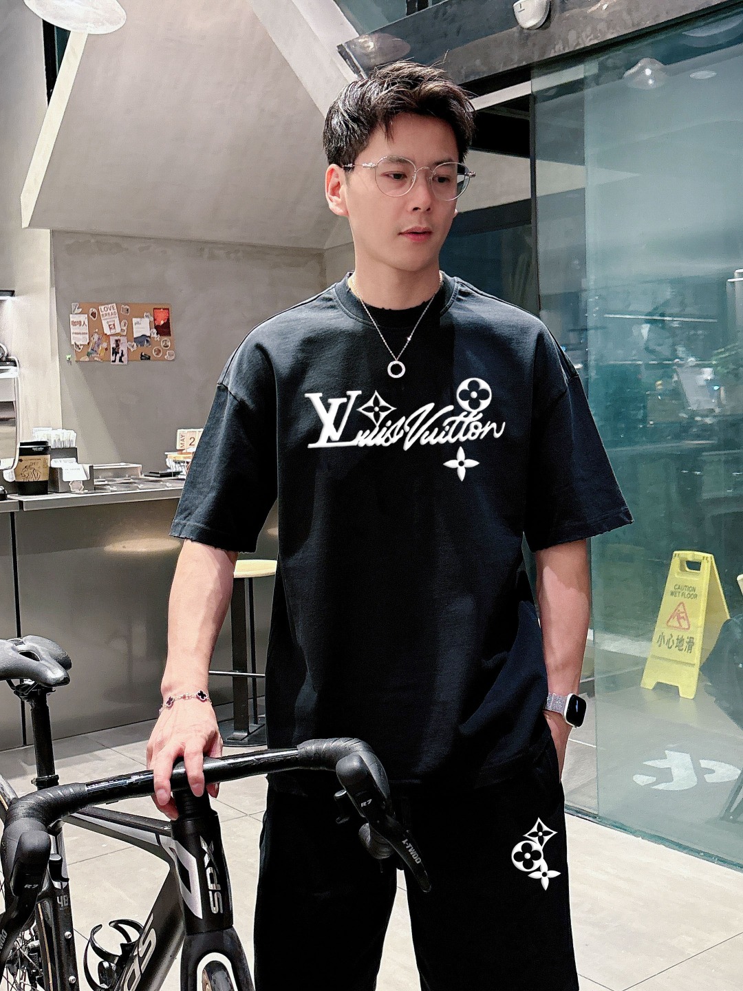 LV 路易威登🔥🔥高端定制 2026春夏新款首发专柜最新款短袖短裤休闲套装 重工凹凸图案设计 领子袖子做