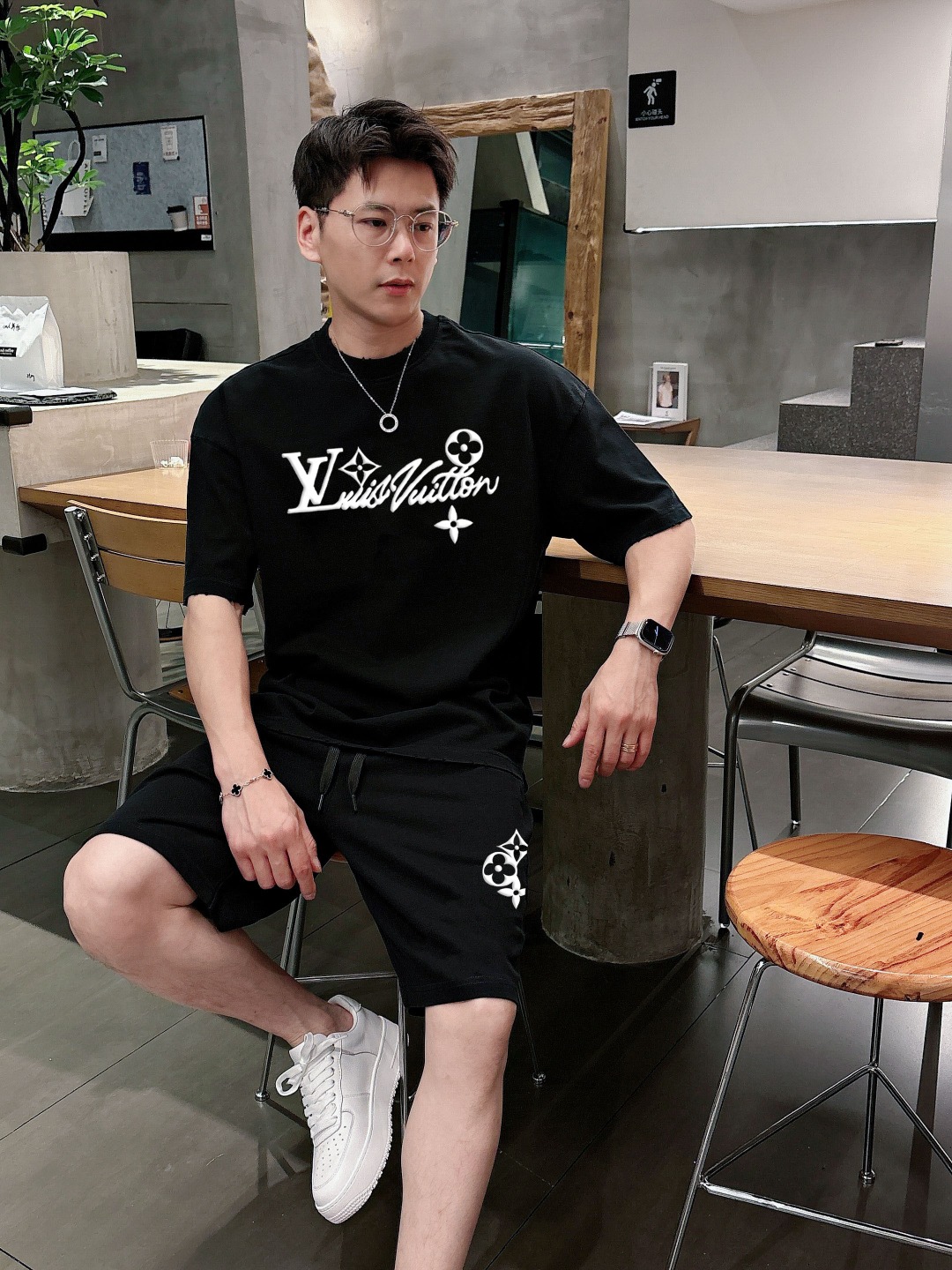 LV 路易威登🔥🔥高端定制 2026春夏新款首发专柜最新款短袖短裤休闲套装 重工凹凸图案设计 领子袖子做