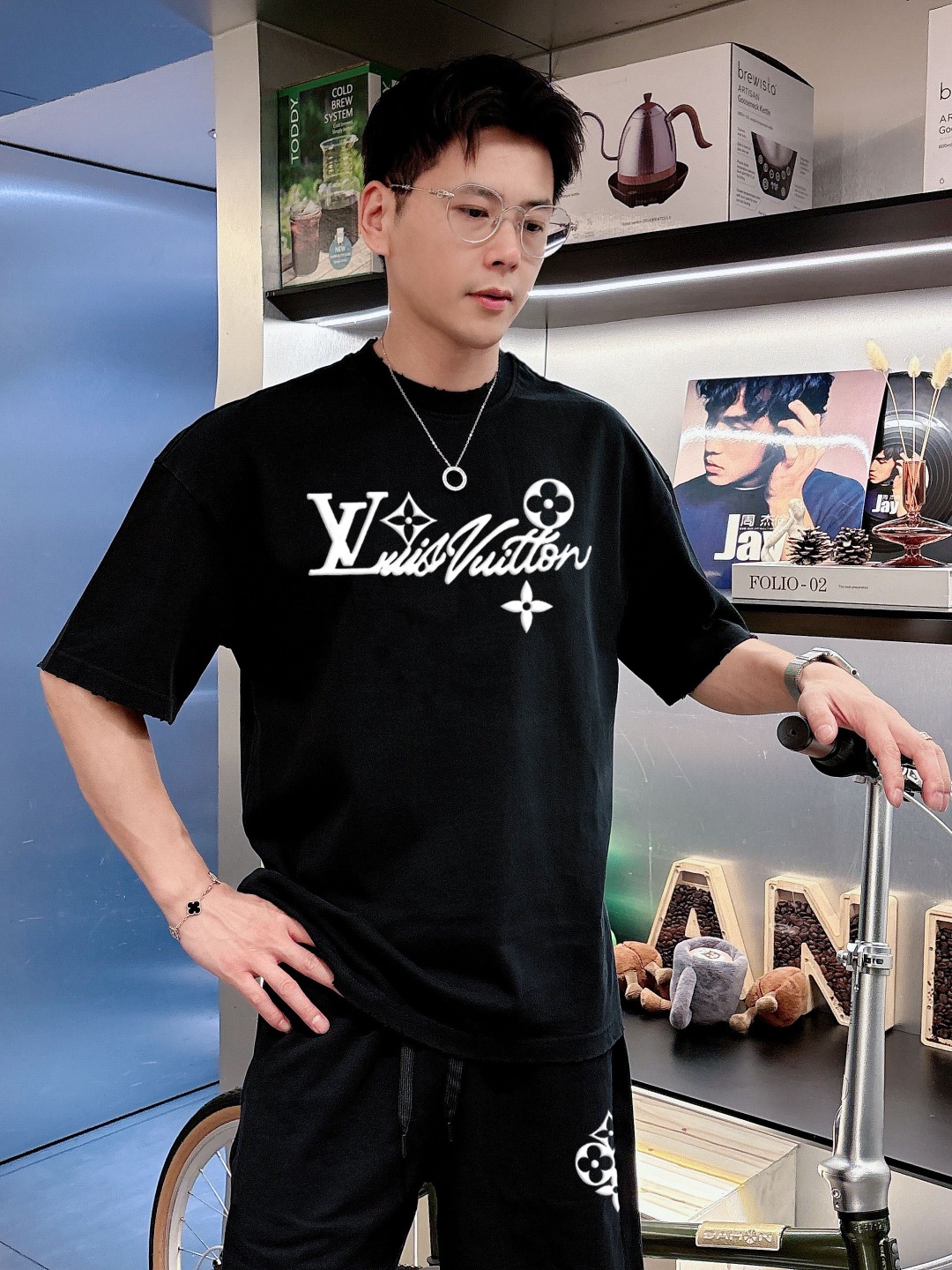 LV 路易威登🔥🔥高端定制 2026春夏新款首发专柜最新款短袖短裤休闲套装 重工凹凸图案设计 领子袖子做