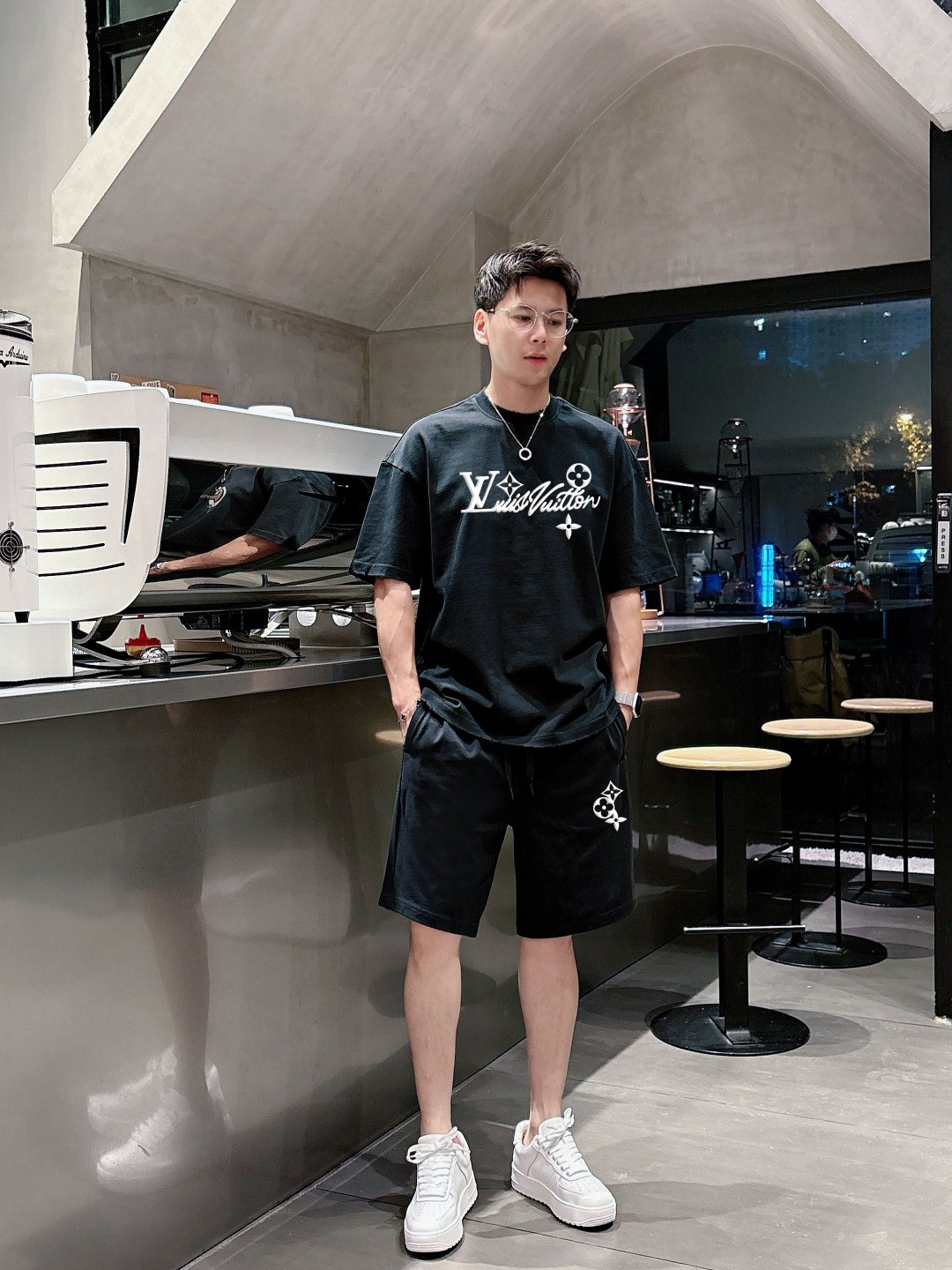 LV 路易威登🔥🔥高端定制 2026春夏新款首发专柜最新款短袖短裤休闲套装 重工凹凸图案设计 领子袖子做