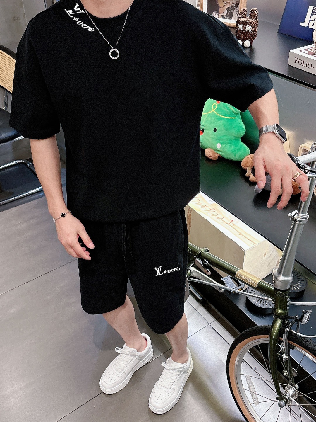 LV 路易威登🔥🔥高端定制 2026春夏新款首发专柜最新款短袖短裤休闲套装 重工凹凸图案设计 领子袖子做