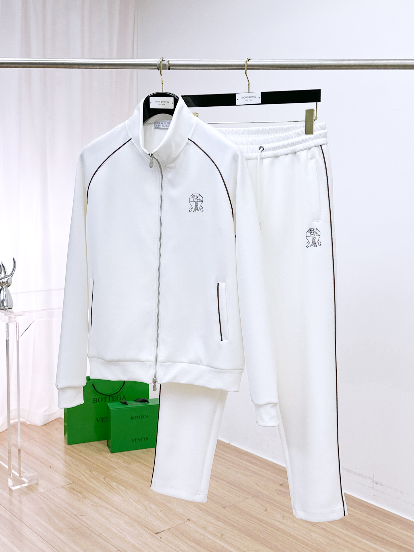 NO:703633,BC's latest 25-year cardigan suit, the latest and top-notch classic embroidery. Heavy-duty arranged stand-up collar classic pattern trendy casual suit, top-quality counter for sale, top-notch production technology imported thickened new air layer fabric, counter version unique design, imported high-end custom-made imported silk thread with first-class feel!  !  Size M-3Xl Color Black White,,19860909BC 25年最新款开衫套装 最新最顶级经典刺绣.重工排列立领经典图案潮流休闲套装,最顶级的品质专柜在售,顶级制作工艺进口加厚新空气层面料,专柜款独特设计,采用进口高端订制进口丝线手感一流！！ 码数M-3Xl 颜色黑色 白色,,,Men's clothing