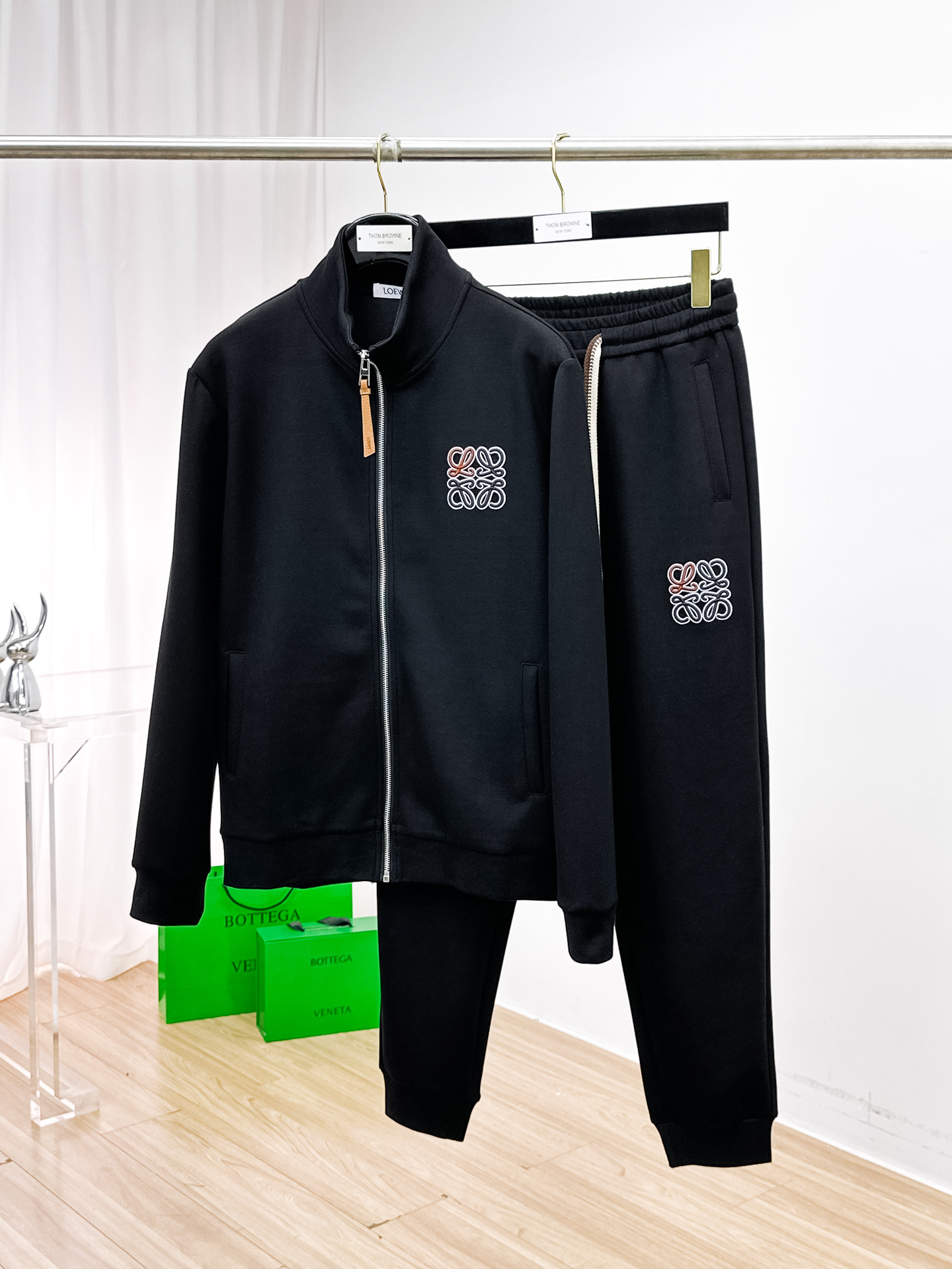 NO:703631,LOEWE's latest 25-year-old cardigan suit. The fabric is 400g thick and has a new air layer. The latest and most top-notch classic heavy-duty embroidery letter arrangement and classic pattern trendy casual pullover sweatshirt suit. The top quality counter is on sale. Top-notch production technology imported fabrics. The counter version has a unique design. It uses imported high-end custom-made imported silk threads with a first-class feel!  !  !  Color Black White Size M-3XL!  ,,loewe,loewe,hoodie,sweatshirts,19860909罗意威 LOEWE 25年最新款开衫套装 面料400克加厚新空气层 最新最顶级经典重工刺绣字母排列经典图案潮流休闲套头卫衣套装,最顶级的品质专柜在售,顶级制作工艺进口面料,专柜款独特设计,采用进口高端订制进口丝线手感一流！！！ 颜色黑色 白色 码数M-3XL！,,loewe,loewe,hoodie,sweatshirts,,Men's clothing