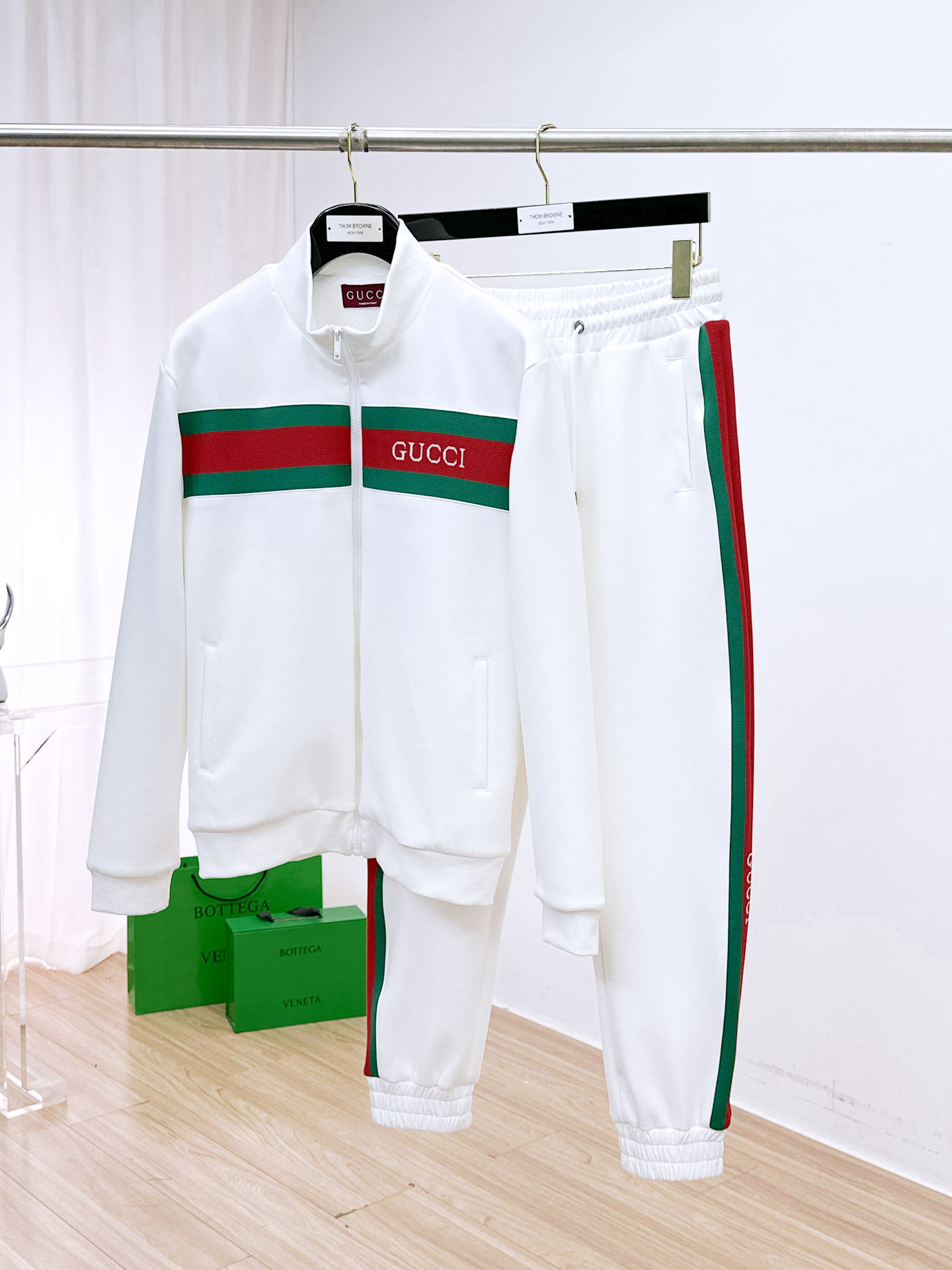 NO:703628,GUCCI's 25-year-old latest cardigan suit, the latest and most top-notch classic webbing, inner gauze lining, heavy-duty arranged stand-up collar, classic pattern trendy casual suit, top quality counter for sale, top production technology imported thickened fresh air layer fabric, counter model unique design, imported high-end custom-made imported silk thread with first-class feel!  !  Size M-3Xl Color black white, gucci,19860909古奇 GUCCI 25年最新款开衫套装 最新最顶级经典织带,内里纱网里布 重工排列立领经典图案潮流休闲套装,最顶级的品质专柜在售,顶级制作工艺进口加厚新空气层面料,专柜款独特设计,采用进口高端订制进口丝线手感一流！！ 码数M-3Xl 颜色黑色 白色,,gucci,,Men's clothing