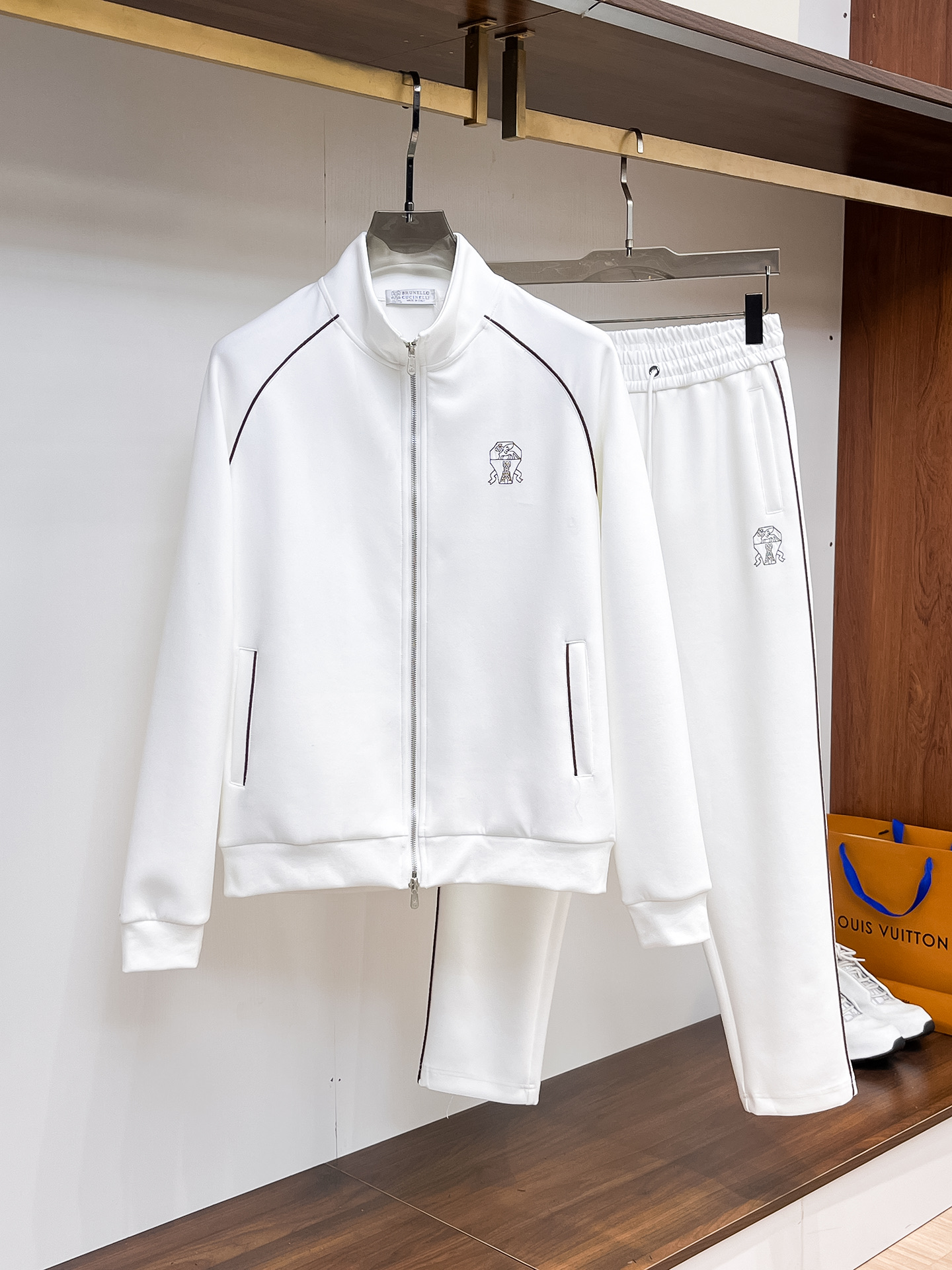 NO:731404,Can be exchanged after the year. The latest BC 25-year-old cardigan suit. The latest and top-notch classic embroidery. Heavy-duty arranged stand-up collar classic pattern trendy casual suit. Top-quality counter for sale. Top-notch production technology. Imported thickened new air layer fabric. Unique counter model design. Imported high-end custom-made imported silk thread has a first-class feel!  !  Code number M-3Xl!  Color black white,,19860909可年后退换 BC 25年最新款开衫套装 最新最顶级经典刺绣.重工排列立领经典图案潮流休闲套装,最顶级的品质专柜在售,顶级制作工艺进口加厚新空气层面料,专柜款独特设计,采用进口高端订制进口丝线手感一流！！ 码数M-3Xl！ 颜色黑色 白色,,,Men's clothing