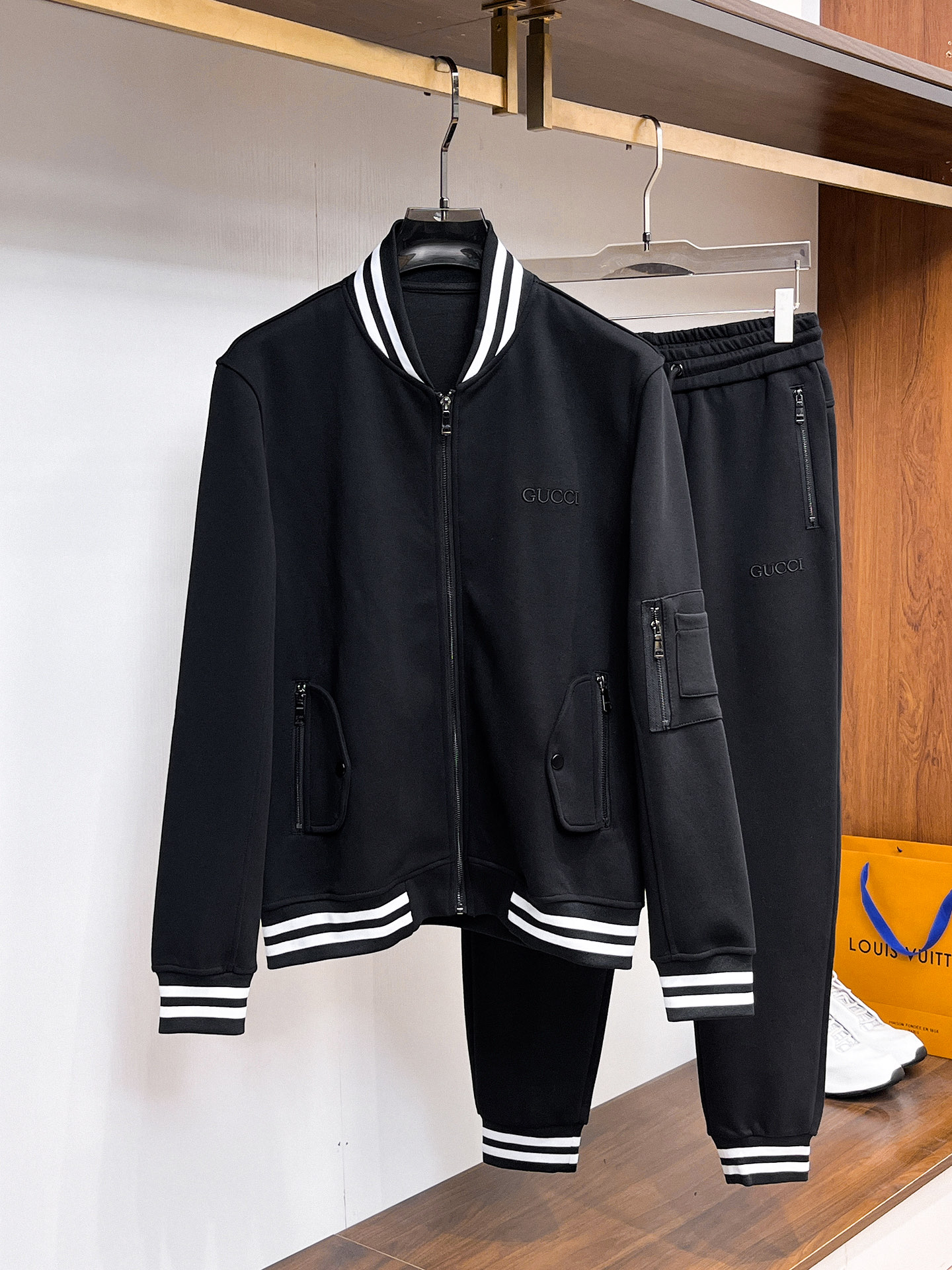 NO:731341,Can be exchanged after the new year. Gucci 2025 new popular cardigan suit. The original product is carefully crafted by top designers. It has a fitting and perfect upper body effect. It is all-natural and high-quality and thickens the new air layer, and the comfort is close to the body. Noble and elegant!  Original hardware embodies elegance and nobility!  Counter sizes M-3XL!  ,,gucci,19860909可年后退换 古奇 GUCCI 2025全新爆款开衫套装 原单狠货倾注顶级设计师的精心之作 就为一个贴合、完美的上身效果 全天然优质加厚新空气层,贴身的舒适感 高贵典雅！原厂五金无不彰显优雅高贵气质！专柜尺码M-3XL！,,gucci,,Men's clothing