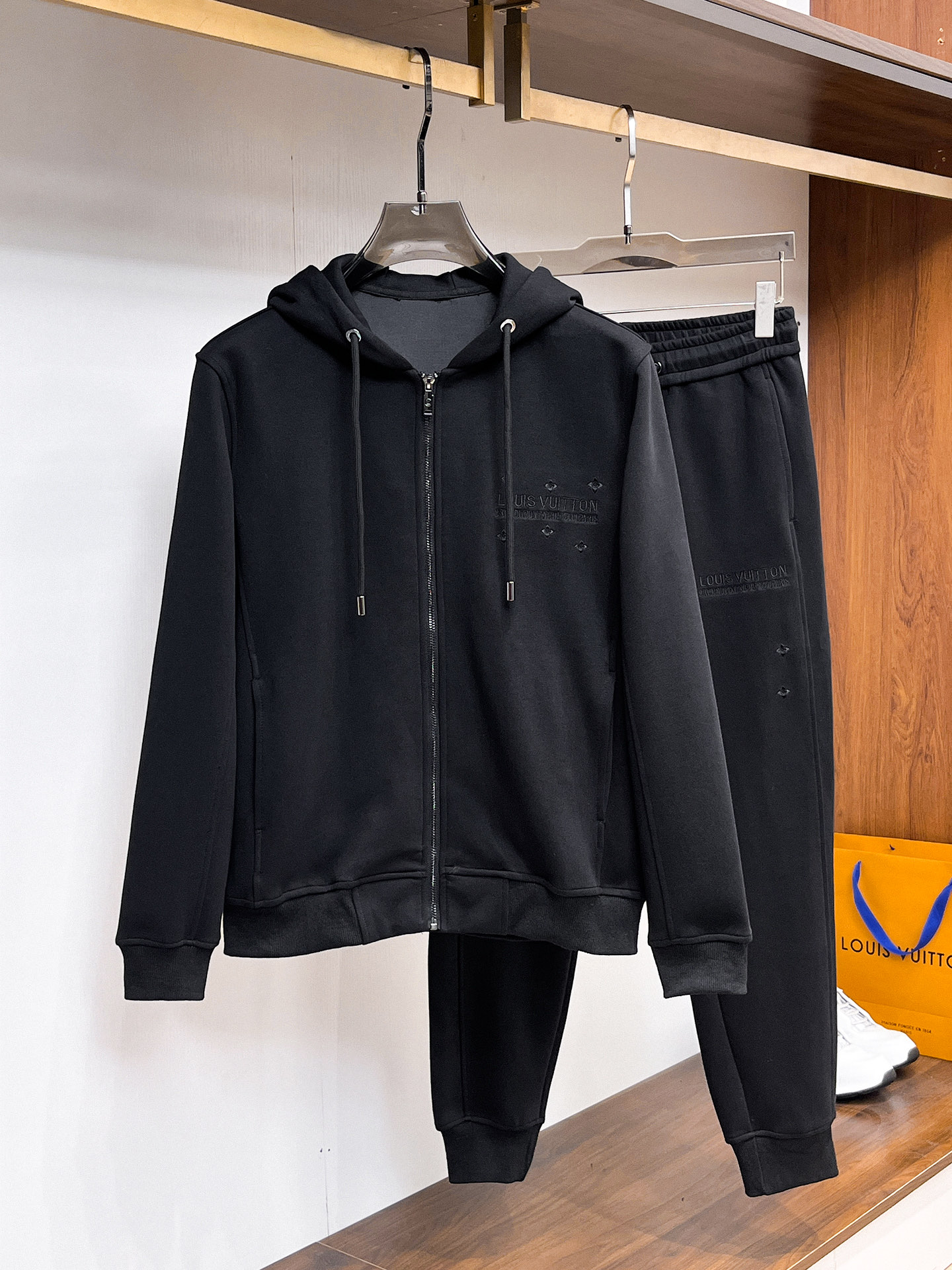 NO:731336,Can be exchanged after the year. Louis Vuitton LV 2025 new popular cardigan suit. The original product is carefully crafted by top designers. It has a fitting and perfect upper body effect. All-natural high-quality thickened cotton, close-fitting comfort, noble and elegant!  Original hardware embodies elegance and nobility!  Counter sizes M-3XL!  ,,louis vuitton,louis vuitton,19860909可年后退换 路易威登 LV 2025全新爆款开衫套装 原单狠货倾注顶级设计师的精心之作 就为一个贴合、完美的上身效果 全天然优质加厚纯棉,贴身的舒适感 高贵典雅！原厂五金无不彰显优雅高贵气质！专柜尺码M-3XL！,,louis vuitton,louis vuitton,,Men's clothing