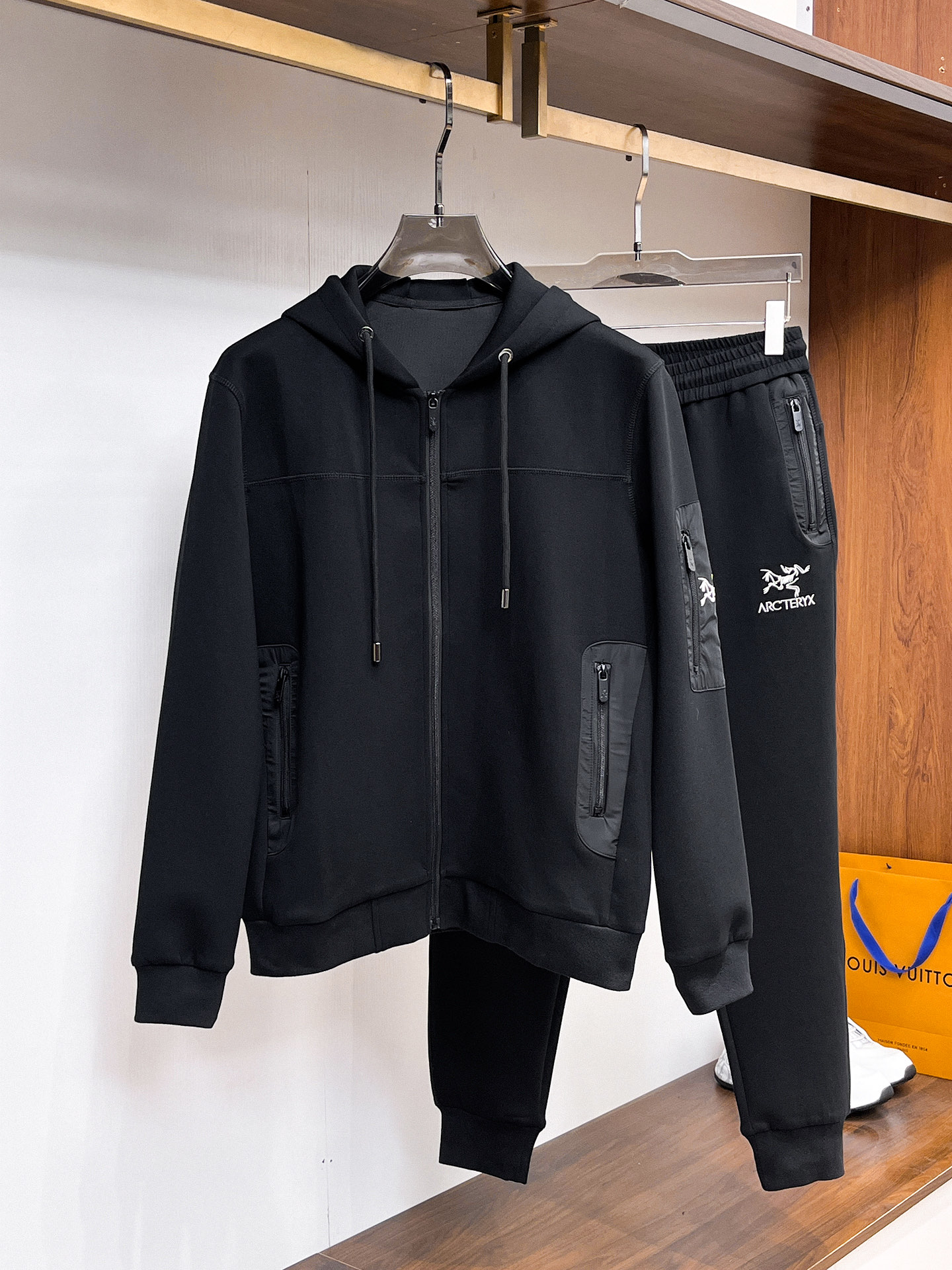 NO:731369,Can be exchanged after the year. Arc'teryx 2025 new popular cardigan suit. The original product is carefully crafted by top designers to provide a fitting and perfect upper body effect. All-natural high-quality thickened new air layer, close-fitting comfort, noble and elegant!  Original hardware embodies elegance and nobility!  Counter sizes M-3XL!  ,arc'teryx,19860909可年后退换 始祖鸟 2025全新爆款开衫套装 原单狠货倾注顶级设计师的精心之作 就为一个贴合、完美的上身效果 全天然优质加厚新空气层,贴身的舒适感 高贵典雅！原厂五金无不彰显优雅高贵气质！专柜尺码M-3XL！,arc'teryx,,Men's clothing