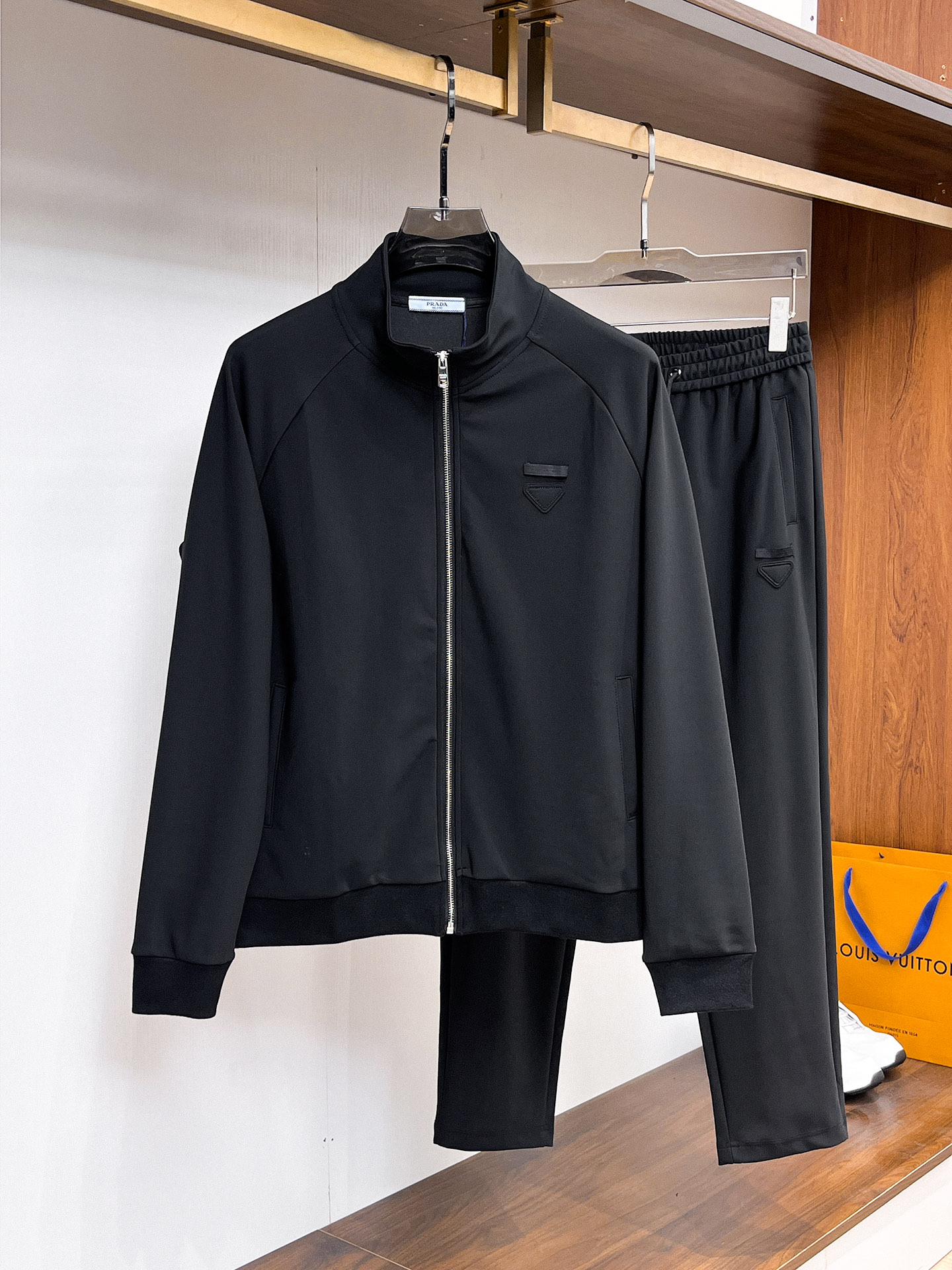 NO:731375,Can be exchanged after the year. Prada's latest 25-year-old cardigan suit, the latest and top-notch classic embroidery. Heavy-duty arranged stand-up collar classic pattern trendy casual suit, the top quality counter for sale, top-notch production technology imported thickened new air layer fabric, unique counter design, using imported high-end custom-made imported silk thread with a first-class feel!  !  Size M-3Xl color black!  !  ,,prada,19860909可年后退换 普拉达25年最新款开衫套装 最新最顶级经典刺绣.重工排列立领经典图案潮流休闲套装,最顶级的品质专柜在售,顶级制作工艺进口加厚新空气层面料,专柜款独特设计,采用进口高端订制进口丝线手感一流！！ 码数M-3Xl 颜色黑色！！,,prada,,Men's clothing