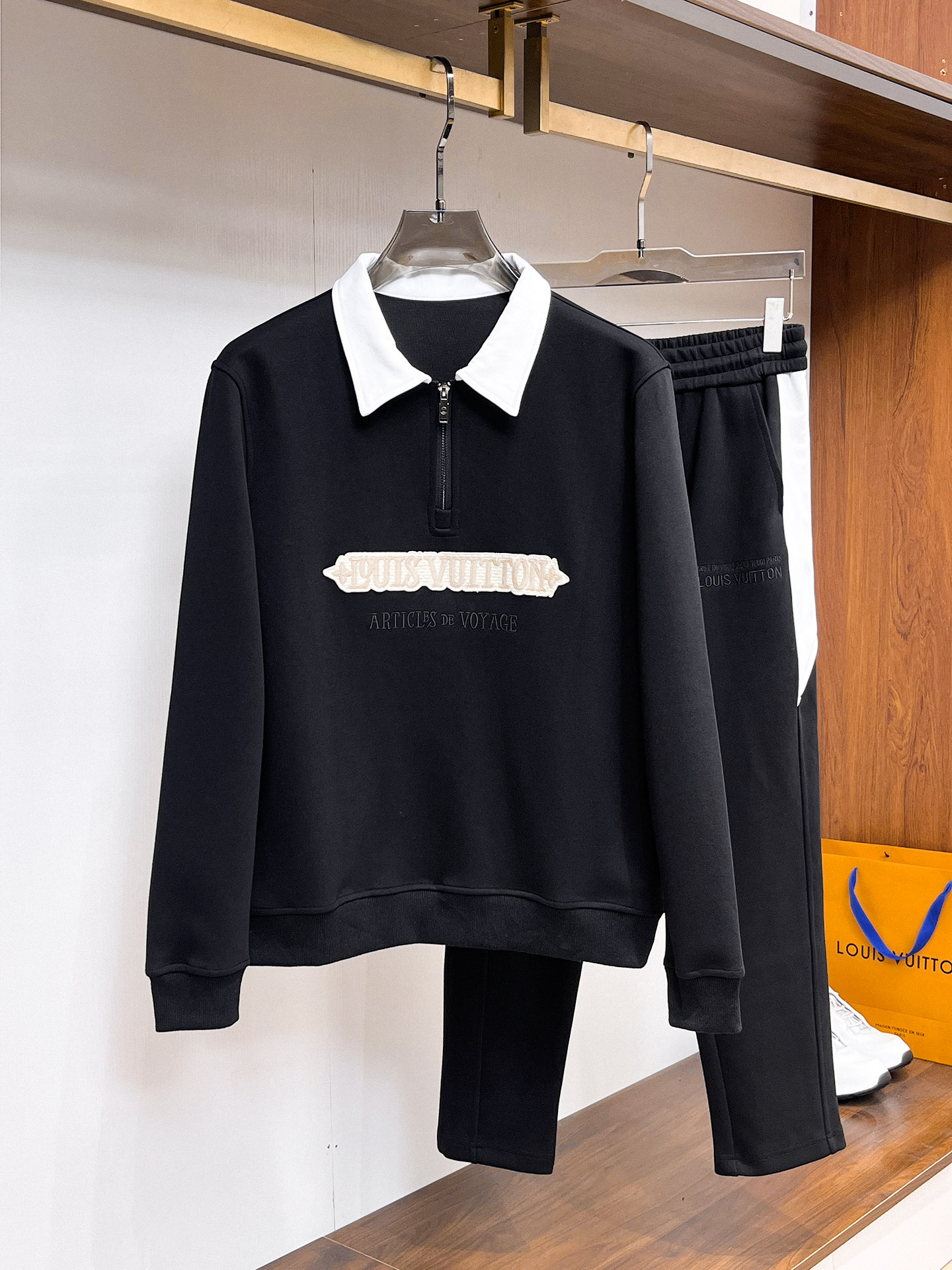 NO:731373,Can be exchanged after the year. Louis Vuitton LV 2025 new popular sweatshirt set. The original product is carefully crafted by top designers to provide a fitting and perfect upper body effect. All-natural high-quality thickened new air layer, close-fitting comfort, noble and elegant!  Original hardware embodies elegance and nobility!  Counter sizes M-3XL!  ,,louis vuitton,louis vuitton,hoodie,sweatshirts,19860909可年后退换 路易威登 LV 2025全新爆款卫衣套装 原单狠货倾注顶级设计师的精心之作 就为一个贴合、完美的上身效果 全天然优质加厚新空气层,贴身的舒适感 高贵典雅！原厂五金无不彰显优雅高贵气质！专柜尺码M-3XL！,,louis vuitton,louis vuitton,hoodie,sweatshirts,,Men's clothing