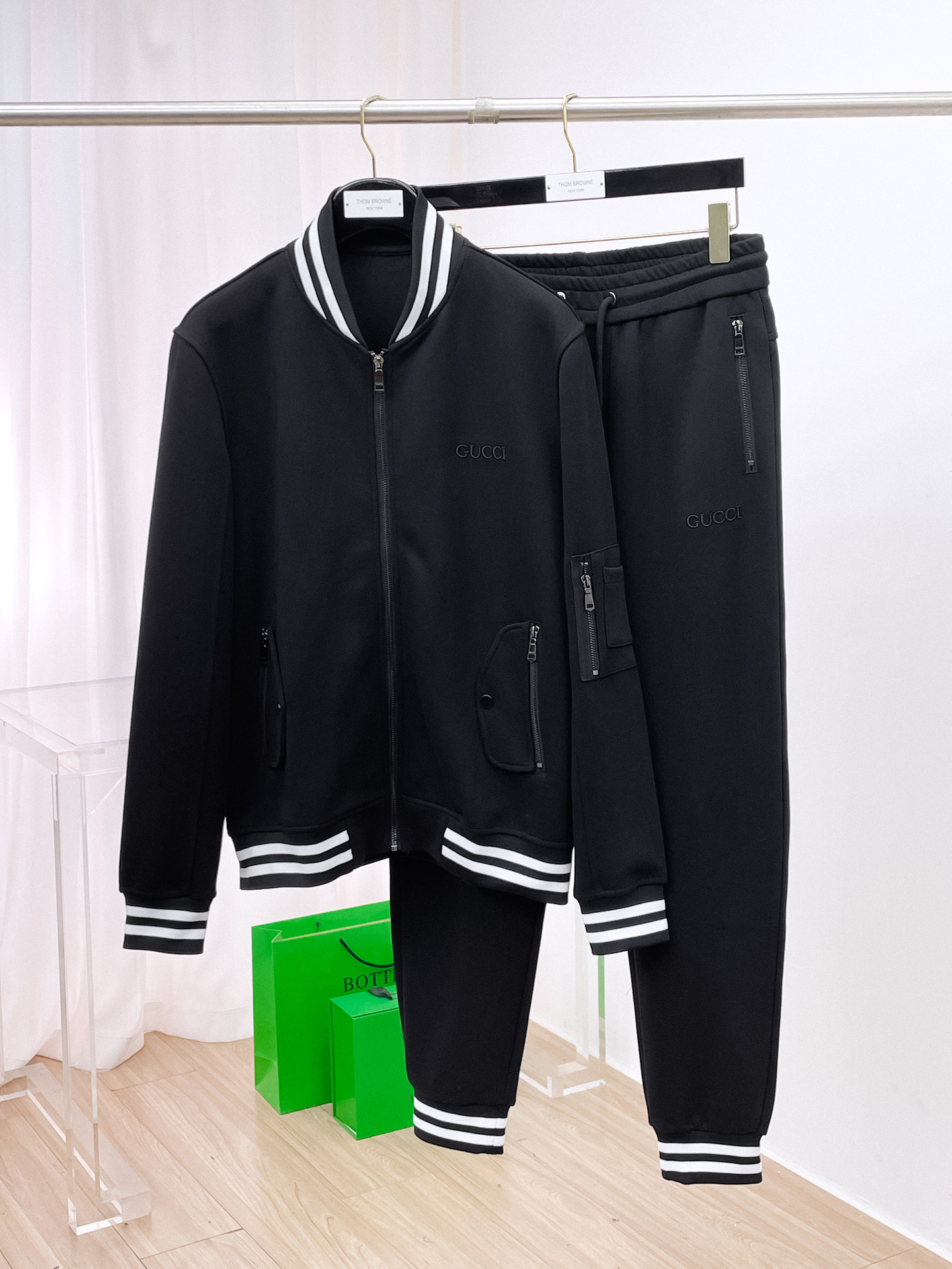 NO:703649,Gucci GUCCI's new popular cardigan suit. The original product is carefully crafted by top designers. It has a fitting and perfect upper body effect. It is all-natural and high-quality and has a thickened new air layer. It is comfortable and comfortable next to the body. It is noble and elegant!  Original hardware embodies elegance and nobility!  Counter size M-3XL,,gucci,19860909古奇 GUCCI 全新爆款开衫套装 原单狠货倾注顶级设计师的精心之作 就为一个贴合、完美的上身效果 全天然优质加厚新空气层,贴身的舒适感 高贵典雅！原厂五金无不彰显优雅高贵气质！专柜尺码M-3XL,,gucci,,Men's clothing