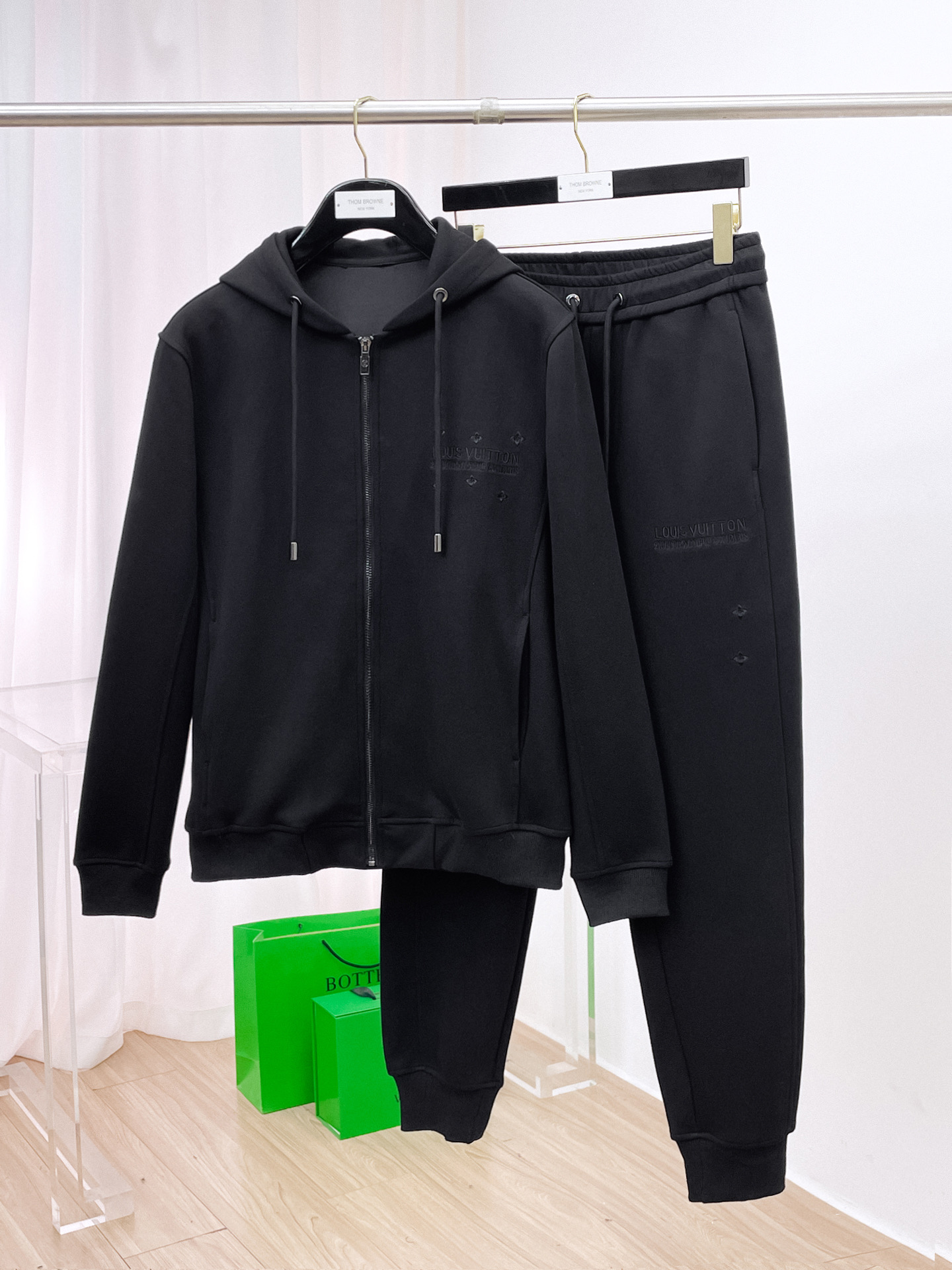 NO:703653,Louis Vuitton LV's new hot-selling cardigan suit. The original product is carefully crafted by top designers. It has a fitting and perfect upper body effect. It is all-natural and high-quality thickened cotton, with a close-fitting comfort. Noble and elegant!  Original hardware embodies elegance and nobility!  Counter size M-3XL,,louis vuitton,louis vuitton,19860909路易威登 LV 全新爆款开衫套装 原单狠货倾注顶级设计师的精心之作 就为一个贴合、完美的上身效果 全天然优质加厚纯棉,贴身的舒适感 高贵典雅！原厂五金无不彰显优雅高贵气质！专柜尺码M-3XL,,louis vuitton,louis vuitton,,Men's clothing