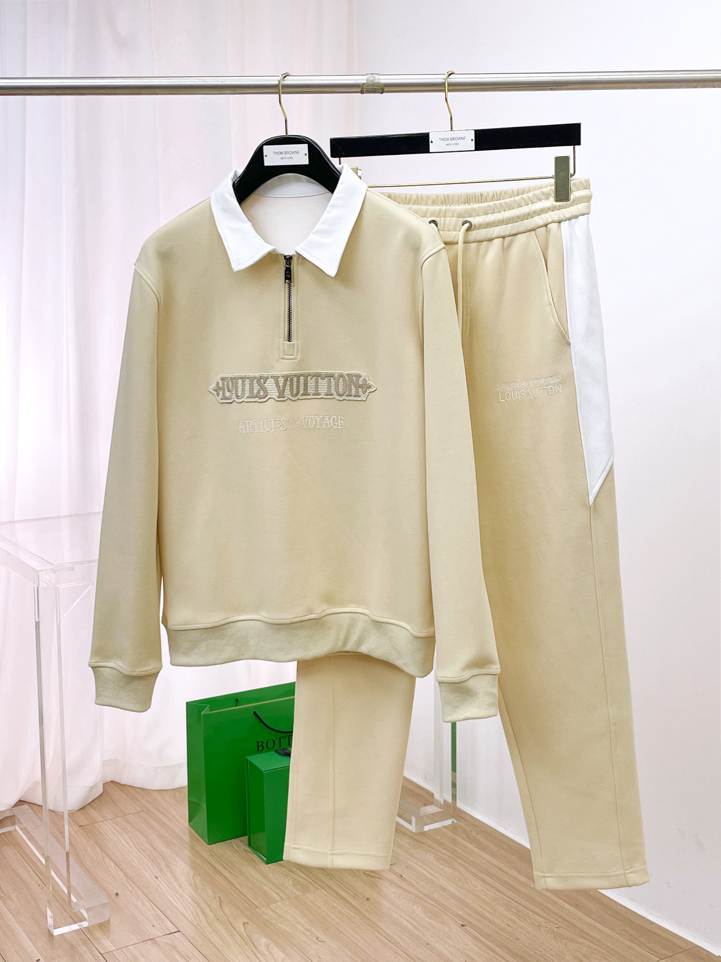 NO:703647,Louis Vuitton LV's new popular sweatshirt suit. The original product is carefully crafted by top designers. It has a fitting and perfect upper body effect. It is all-natural and high-quality and has a thickened new air layer. It has a close-fitting comfort, noble and elegant!  Original hardware embodies elegance and nobility!  Counter size M-3XL,,louis vuitton,louis vuitton,hoodie,sweatshirts,19860909路易威登 LV 全新爆款卫衣套装 原单狠货倾注顶级设计师的精心之作 就为一个贴合、完美的上身效果 全天然优质加厚新空气层,贴身的舒适感 高贵典雅！原厂五金无不彰显优雅高贵气质！专柜尺码M-3XL,,louis vuitton,louis vuitton,hoodie,sweatshirts,,Men's clothing